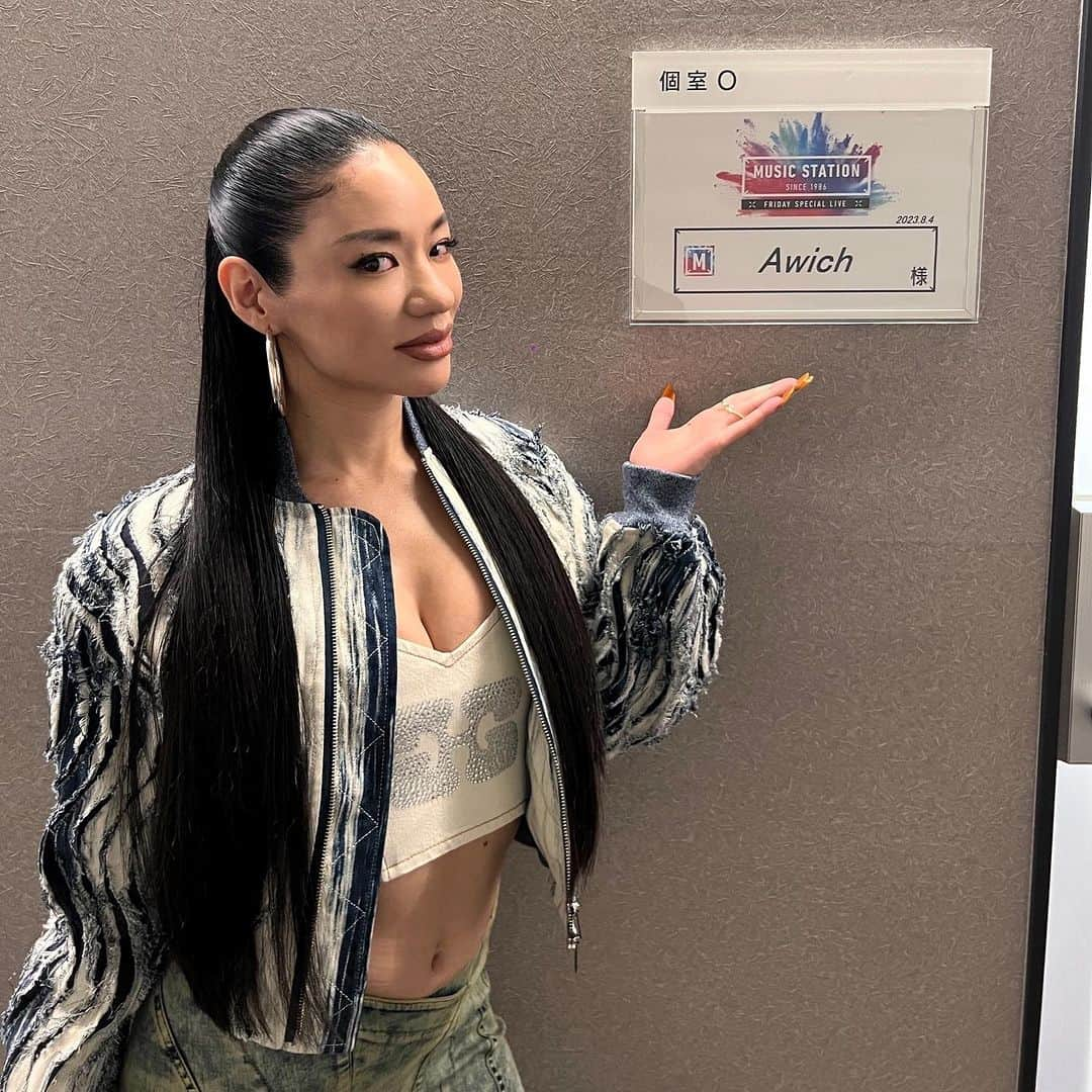 Awichさんのインスタグラム写真 - (AwichInstagram)「Music Station🫡📺🌎⚡️💘🙏 #mステでロンギネス 🔥🔥🔥  本当にありがとうございました🔥🙏 本当に本当に楽しかった🥹🔥❤️ @vanity__k も @chicocarlito1993 もありがとう😍❤️🙏 沖縄の台風🌀やばかったんだけどギリギリで東京にみんな集合することができました🙏🥹まだまだウチナーは今大変だと思いますが、今日のMステがみんなの元気に繋がることを願います🙏🙇🏻‍♀️  そしてなんと今日は @vanity__k の誕生日🎂🔥🙏😆🥰今日ははるばる来てくれて本当にありがとう💖🫡 @chicocarlito1993 もみんなで出れたから私にとって、とっても意味があるライブだったよ🙏❤️  Love you my island brothers 🏝️💕  あと、桑田さんに関ジャム見て好きになりましたって言われたの感無量すぎて、自分がどんな顔してたか心配😫😩💘🙏  今日は眠れないなー🥹🥵❤️‍🔥」8月4日 23時19分 - awich098