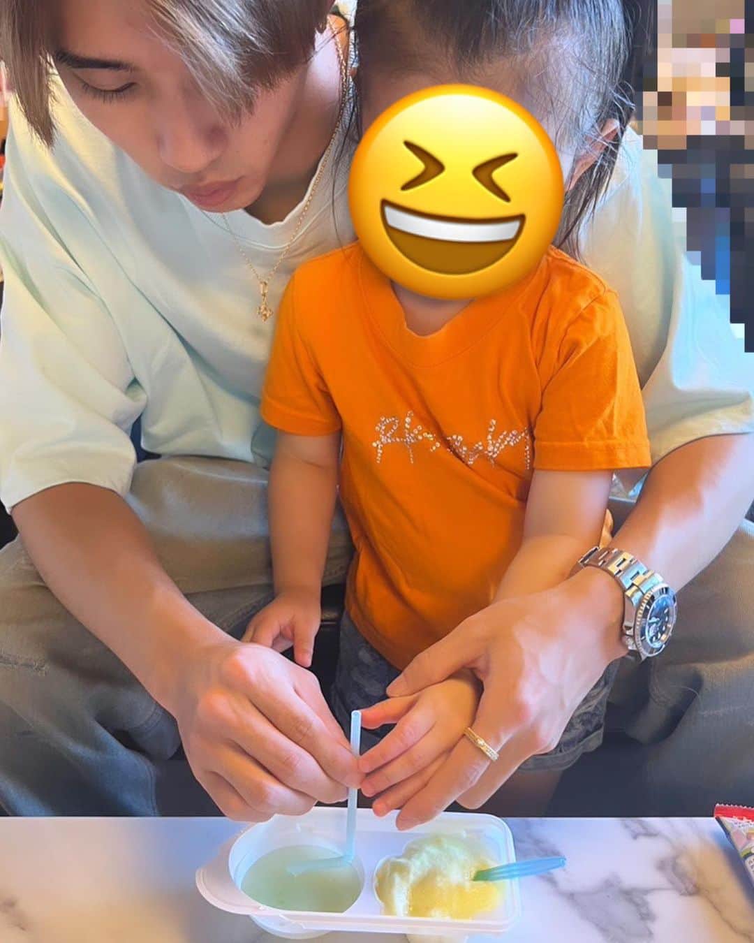平野莉玖のインスタグラム：「みなさんこんばんは‼️  今日も暑かったね〜☀️ 今日は夏休み中の妹と知育菓子を一緒に作って遊びました✌︎('ω')✌︎←(最近ハマってる)  色々なことが上手にできるようになってきて成長を感じる今日この頃😁  学生のみんなは夏休みしっかり楽しむんだよーーー‼️ 宿題はやるんだよ😂 熱中症に気をつけてね😊  明日の10時から渋谷ワンマンの一般チケットが販売開始されます‼️  是非皆さん遊びにきてねー😆 一緒に夏の思い出作ろうべ😎」