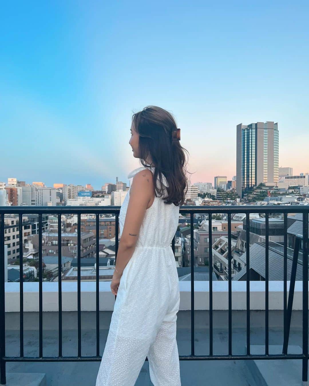 宮崎絹子のインスタグラム：「今日は愛に溢れた日💕☁️  天赦日、一粒万倍日、大安が重なったとっても運気のいい日なんだって！ 朝からたくさんお掃除した✨☺️  自分の心を整理する日でもあるんだよ〜✨ なりたい自分や、やりたいこと 紙書いて一緒にウキウキしよう💕  愛する人が幸せでありますように！ みんなもだよ💕🌆  #fashion #cordinate #sunset #love」