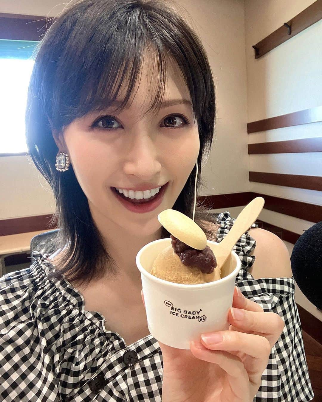 横山ルリカのインスタグラム：「. 【BIG BABY ICE CREAM】と 【Sony Park Mini】がコラボ🤝 【Mini BIG BABY ICE CREAM 銀座】🍦  【Sony Park Mini】限定フレーバーの 『モカスパイスアイスクリーム』を てつふらのオンエアでいただきました🥰  アイスの上に乗ったあんこがモカアイスの美味しさを引きたてていて、うっま〜🤤✨  他にもミルク、ラムチェリー、チョコミントのフレーバーが8/7（月）まで楽しめるそうです🍨❣️  夏はアイスだよね〜🥰🍦  #BIGBABYICECREAM #アイスクリーム #SonyParkMini #MiniBIGBABYICECREAM銀座 #モカスパイスアイスクリーム #銀座ソニーパーク #🍨 #TOKYOFM #TOKYOTEPPANFRIDAY #てつふら  #👗 #チェックブラウス #アシンメトリー #mystrada」