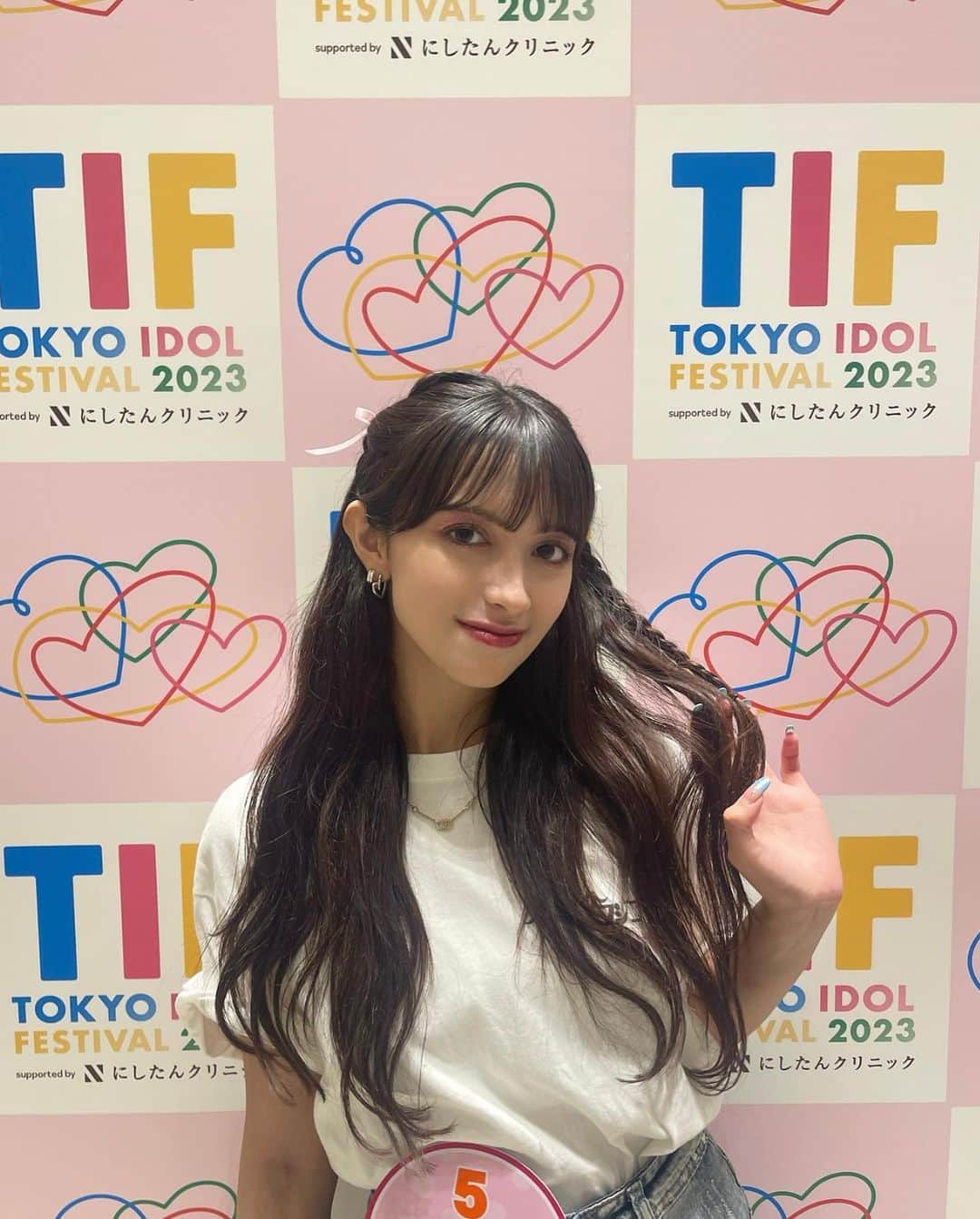 エブラヒミ椎菜さんのインスタグラム写真 - (エブラヒミ椎菜Instagram)「TOKYO IDOL FESTIVAL 2023 暑い中ありがとうございました✨️ 皆さんからパワーを頂けてもっと頑張ろうと思いました🫧♡  メイクもネイルもヘアも可愛くしたの〜🎀  #tif #tokyoidolfestival #tif2023」8月4日 23時32分 - sheena.621