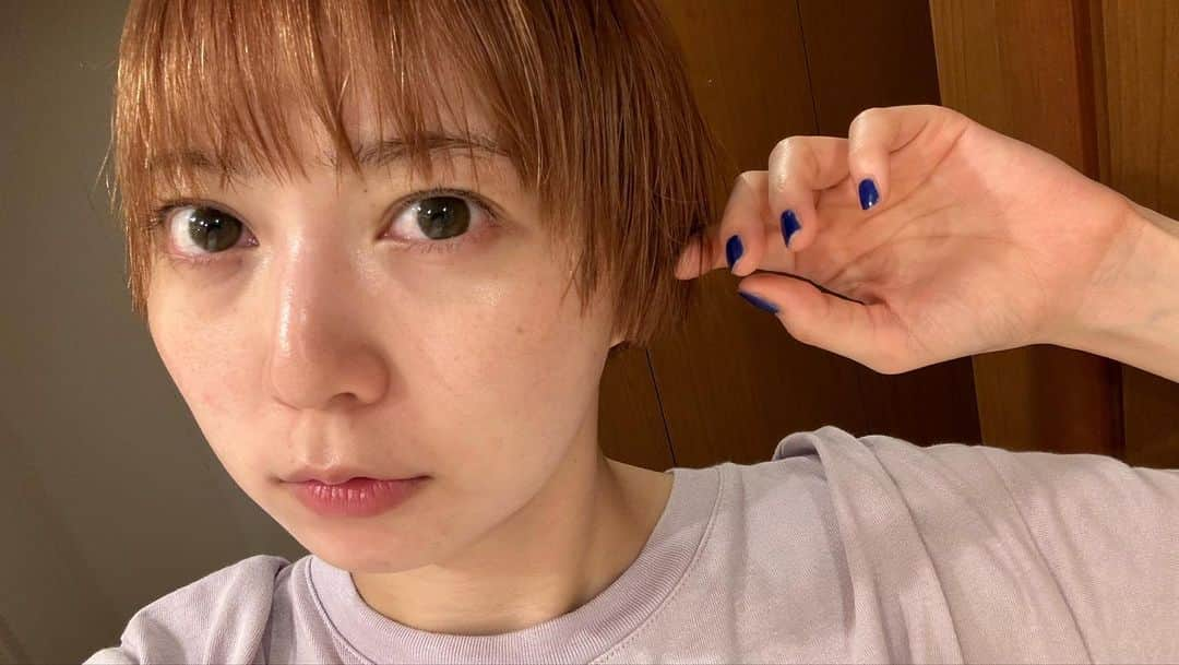 安本彩花さんのインスタグラム写真 - (安本彩花Instagram)「今月のお気に入り↑↑  今までジェル洗顔を信用してこなかった者ですが、たまたま美容アカウントを見て半信半疑で購入した#est の#ジェル洗顔　が優秀すぎる！  とくにザラつきの気になる鼻と顎下がツルツルに…🫢 驚きの洗浄力なのに全然つっぱらない！ 洗い上がりの肌の感じはモッチリというよりはフワフワ〜って印象でした。  主な洗浄成分は毛穴の汚れ、角栓をクリアにするもので、カルボン酸という洗浄力の強いものが中心になっているので脂性肌の方にオススメです。  そして、 春頃から密かにハマってたクリーム集めの集大成となった商品が#サミュ　の#phクリーム これに出会ってから圧倒的にニキビになりにくくなりました！！  ベースとなる保湿成分が肌に低刺激なものになっているのが特徴。 敏感肌に向けた化粧品としてはかなりたくさんの成分が入っていて私にはまだまだ分析が難しいけど、とにかく個人的に使用感がすごく好きなのでオススメしたいです！  とくに香りが大好き❤❤️ 1日の仕上げに大好きな匂いのこのクリームを塗ると今日も頑張ったなーって気持ちになれるんです♪♪♪  最後は安定の#ネイチャーリパブリック　の#スネイルソリューション　ラインの#ブースター  これは一生私を裏切らない一軍スキンケア！ 出会えてよかった！ 化粧水としてはもちろん、ちょっぴりリッチな化粧水や美容液を塗る時はとくに効かせたいのブースターとして使用するのですが、これをファーストに入れるだけで浸透が全然違います！！  安いしテクスチャーや使用感もかなり使いやすいので男女問わず是非持ってて損ないと思います！  #スキンケア#スキンケアマニア #スキンケア好きさんと繋がりたい #美肌#美肌ケア#美肌作り   #私立恵比寿中学 #エビ中#安本彩花#丸顔ショートツヤツヤ笑顔担当」8月4日 23時32分 - yasumoto_ayaka_official