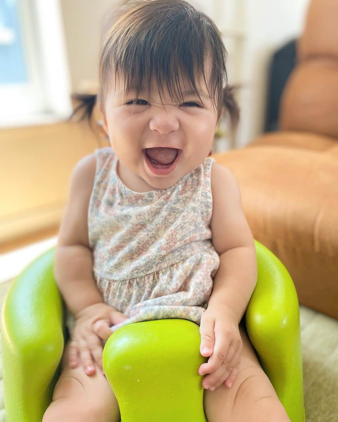 齋藤美波さんのインスタグラム写真 - (齋藤美波Instagram)「👶🏻👶🏻👶🏻 #7ヶ月 ・ 末っ子ちゃん 7ヶ月突入♥️ もうすぐ8ヶ月になろうとしてる... この1ヶ月でなんか 色々としっかりしてきた！ ・ 髪の毛がしっかり あるせいか赤ちゃん感が...笑 ・ 最近はお座りも出来てきて ハイハイまでするようになっちゃった🥺 好奇心旺盛で怖いもの知らず。 負けず嫌いな気がする！笑 もう既に嫌なことあると怒ってる😂 かまうとニコニコ☺️ あー成長早いなぁー泣 ・ なんか生まれた時はThe 男顔だったのに 女の子感も出てきちゃってぇ... ・ 兄貴姉貴が遊んでる輪に "わたしもいるわよ！！" と言わんばかりにドカドカ 入って行くところが末っ子感ありますね。 存在感がしっかりありますJUNさん♥️笑 ・ 基本私と2人の時は かまちょなので逆に大変です。笑 お兄ちゃん達いてくれた方が 私は楽だったりする😇❣️ ・ ・ でも、、、 アンパンマンの音楽とTVが 流れてるときは とーっても静かです♪(🔴･̑🟠･̑🔴) ・ ・ これから どんな女の子になるのか 今後が楽しみだなぁ🤍🤍 多分だけど年子だから 姉妹喧嘩早そうだしやばそ🔥笑 ・ #女子こわぁあ #歯が2本生えてきた ・ ・ ・ ・ #4人兄妹#末っ子次女#末っ子#次女#7ヶ月#育児日記#子育て記録#お座り#ハイハイ#離乳食#赤ちゃん#4人目#孫説#4人のママ#パワフル母ちゃん#海のある生活 #beachside#shonan#baby#mydaughter #7month#cute」8月4日 23時33分 - saito373minami