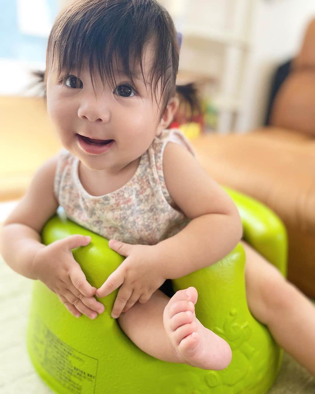 齋藤美波さんのインスタグラム写真 - (齋藤美波Instagram)「👶🏻👶🏻👶🏻 #7ヶ月 ・ 末っ子ちゃん 7ヶ月突入♥️ もうすぐ8ヶ月になろうとしてる... この1ヶ月でなんか 色々としっかりしてきた！ ・ 髪の毛がしっかり あるせいか赤ちゃん感が...笑 ・ 最近はお座りも出来てきて ハイハイまでするようになっちゃった🥺 好奇心旺盛で怖いもの知らず。 負けず嫌いな気がする！笑 もう既に嫌なことあると怒ってる😂 かまうとニコニコ☺️ あー成長早いなぁー泣 ・ なんか生まれた時はThe 男顔だったのに 女の子感も出てきちゃってぇ... ・ 兄貴姉貴が遊んでる輪に "わたしもいるわよ！！" と言わんばかりにドカドカ 入って行くところが末っ子感ありますね。 存在感がしっかりありますJUNさん♥️笑 ・ 基本私と2人の時は かまちょなので逆に大変です。笑 お兄ちゃん達いてくれた方が 私は楽だったりする😇❣️ ・ ・ でも、、、 アンパンマンの音楽とTVが 流れてるときは とーっても静かです♪(🔴･̑🟠･̑🔴) ・ ・ これから どんな女の子になるのか 今後が楽しみだなぁ🤍🤍 多分だけど年子だから 姉妹喧嘩早そうだしやばそ🔥笑 ・ #女子こわぁあ #歯が2本生えてきた ・ ・ ・ ・ #4人兄妹#末っ子次女#末っ子#次女#7ヶ月#育児日記#子育て記録#お座り#ハイハイ#離乳食#赤ちゃん#4人目#孫説#4人のママ#パワフル母ちゃん#海のある生活 #beachside#shonan#baby#mydaughter #7month#cute」8月4日 23時33分 - saito373minami