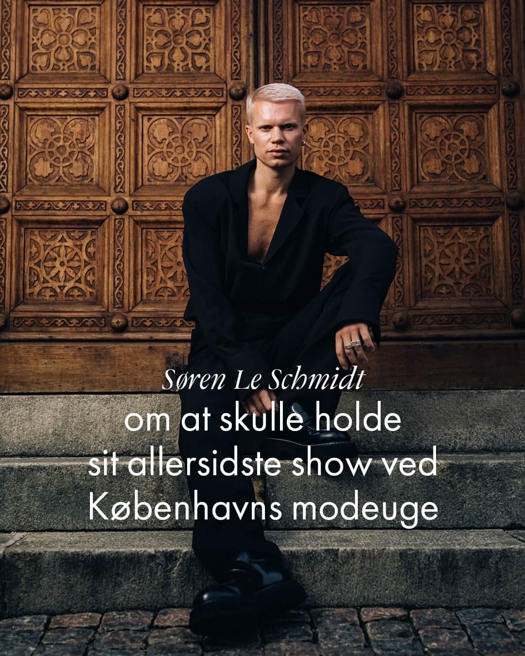ELLE DKさんのインスタグラム写真 - (ELLE DKInstagram)「Designer @soerenleschmidt, der blandt andet er manden bag Helle Thorning-Schmidts røde Nytårstaffel-kjole, har nyligt annonceret, at hans kommende show under næste uges Copenhagen Fashion Week bliver hans sidste.⁠ ⁠ Men det betyder bestemt ikke, at brandet, der er synonym med nogle af de smukkeste skræddersyede kjoler her til lands, lukker og slukker - snarere tværtimod.⁠ ⁠ Læs interviewet med designeren via link i bio, og bliv klogere på hans beslutning om at trække sig fra showkalenderen.⁠ ⁠ Foto: murphography_」8月4日 23時35分 - elledanmark