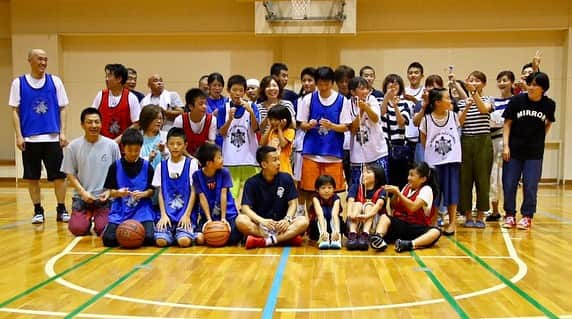 栗原祐太さんのインスタグラム写真 - (栗原祐太Instagram)「🏀バスケスクール🌰 バスケットボールスクール『栗ニック』 なんともう13年目 ここまで続けてこれたのも周りの人達に支えられたからだとしか言えません。 自分の成長や道には人の支えなくしてはあり得ないです。感謝感謝🥲  もう部活を引退して がっつりバスケをしているわけでないのに皆んなで集まってまたスクールに来てくれたり、学校では部活に入ることはできなくてもバスケ続けたい子が勇気を出してきてくれたり、もちろん上手くなりたい子も他にも色々な理由で来てくれている子もいて皆良い人、良い子達で大好きです！  わざわざ日本に一時帰国している間に通ってきてくれる子も多く様々な人と関われることも良い経験になっています。  シンガポールやNYで栗ニックさせて頂いたこともありました✨  夏休みはまたお問い合わせも新規で頂いて体験も増えていますがスクールをはじめた当初は誰も来ない時は普通にありましたし バスケを習うことにお金を払う事が意味がわからないとかげで言われたり、有る事無い事めちゃくちゃに言われている事も知っていました。 前にも買いたことありますがチームを教えに行って図書カードで報酬を渡されたことも指導を終えた後に無料でしょ？と言われたこともありました。  私がアメリカにいる時に感じたバスケにもお金を払って習うような文化が根付く事で日本のバスケも小さなところからではありますが良くなって行くかなと勝手にその時感じていたことも今では色々なスクールなども出来、選手が選べるまでにもなってきて間違ってはなかったかなと少しホッとしています。  僕はプロ選手を育てたいとか強豪校をみたいという気持ちは強く持ってはいません。 自分がかつてそうだったようにどんなレベルでもバスケをもっと上手くなりたい、好きになりたいと思っている人達の手助けが少しでも出来れば本当に嬉しいなと思っています。 まだまだ道の途中ですしやりたいこともまだやれてはないので選手達とどんどん成長していけるように歩み続けていきたいと思います。  @kyus_basketballschool   #栗ニック #バスケットボール #バスケ #バスケット #バスケスクール #バスケ教室　 #バスケットボールスクール #バスケットボール教室　#kuriちゃんねる  #kyus #バスケ部 #bleague #nba #東京 #クラブチーム」8月4日 23時36分 - yutakuri