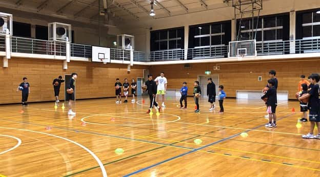 栗原祐太さんのインスタグラム写真 - (栗原祐太Instagram)「🏀バスケスクール🌰 バスケットボールスクール『栗ニック』 なんともう13年目 ここまで続けてこれたのも周りの人達に支えられたからだとしか言えません。 自分の成長や道には人の支えなくしてはあり得ないです。感謝感謝🥲  もう部活を引退して がっつりバスケをしているわけでないのに皆んなで集まってまたスクールに来てくれたり、学校では部活に入ることはできなくてもバスケ続けたい子が勇気を出してきてくれたり、もちろん上手くなりたい子も他にも色々な理由で来てくれている子もいて皆良い人、良い子達で大好きです！  わざわざ日本に一時帰国している間に通ってきてくれる子も多く様々な人と関われることも良い経験になっています。  シンガポールやNYで栗ニックさせて頂いたこともありました✨  夏休みはまたお問い合わせも新規で頂いて体験も増えていますがスクールをはじめた当初は誰も来ない時は普通にありましたし バスケを習うことにお金を払う事が意味がわからないとかげで言われたり、有る事無い事めちゃくちゃに言われている事も知っていました。 前にも買いたことありますがチームを教えに行って図書カードで報酬を渡されたことも指導を終えた後に無料でしょ？と言われたこともありました。  私がアメリカにいる時に感じたバスケにもお金を払って習うような文化が根付く事で日本のバスケも小さなところからではありますが良くなって行くかなと勝手にその時感じていたことも今では色々なスクールなども出来、選手が選べるまでにもなってきて間違ってはなかったかなと少しホッとしています。  僕はプロ選手を育てたいとか強豪校をみたいという気持ちは強く持ってはいません。 自分がかつてそうだったようにどんなレベルでもバスケをもっと上手くなりたい、好きになりたいと思っている人達の手助けが少しでも出来れば本当に嬉しいなと思っています。 まだまだ道の途中ですしやりたいこともまだやれてはないので選手達とどんどん成長していけるように歩み続けていきたいと思います。  @kyus_basketballschool   #栗ニック #バスケットボール #バスケ #バスケット #バスケスクール #バスケ教室　 #バスケットボールスクール #バスケットボール教室　#kuriちゃんねる  #kyus #バスケ部 #bleague #nba #東京 #クラブチーム」8月4日 23時36分 - yutakuri