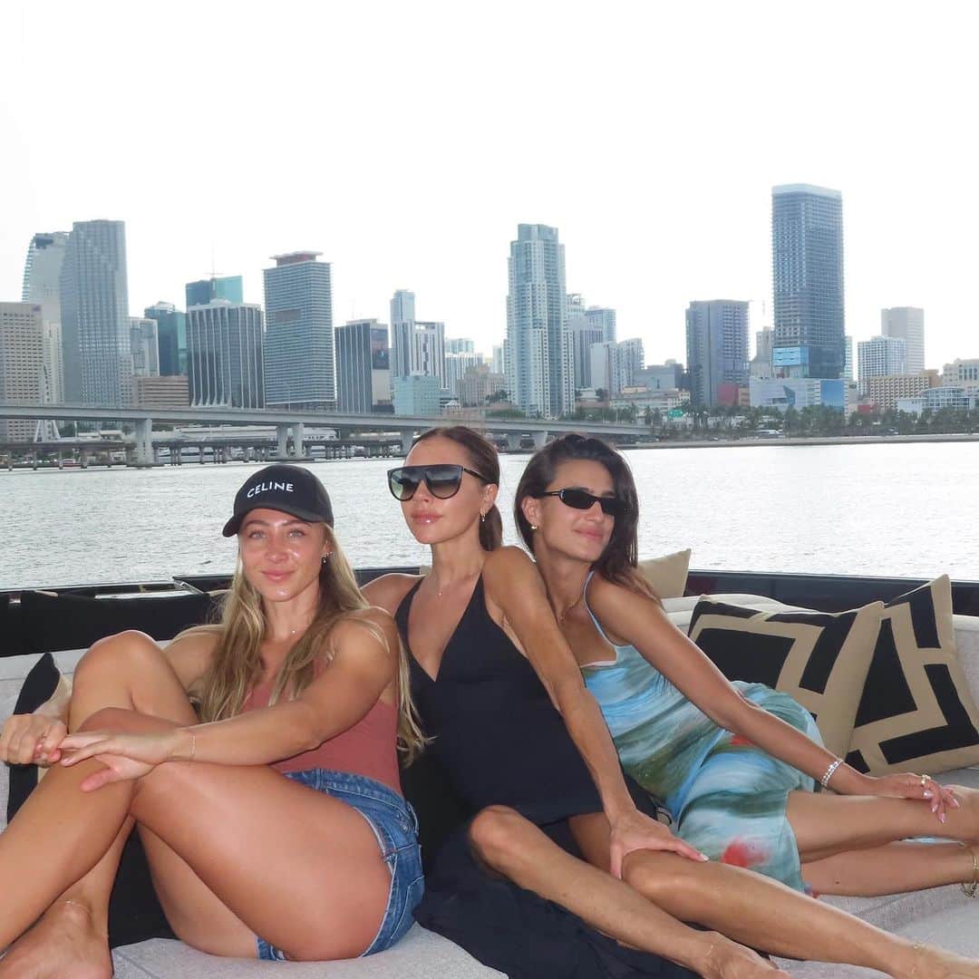 ヴィクトリアベッカムさんのインスタグラム写真 - (ヴィクトリアベッカムInstagram)「Day with my girls in Miami!(Including a little singing in the rain☔️😂) kisses @isabelagrutman @andrearajacic @antonelaroccuzzo @elenagalera 😘」8月4日 23時36分 - victoriabeckham