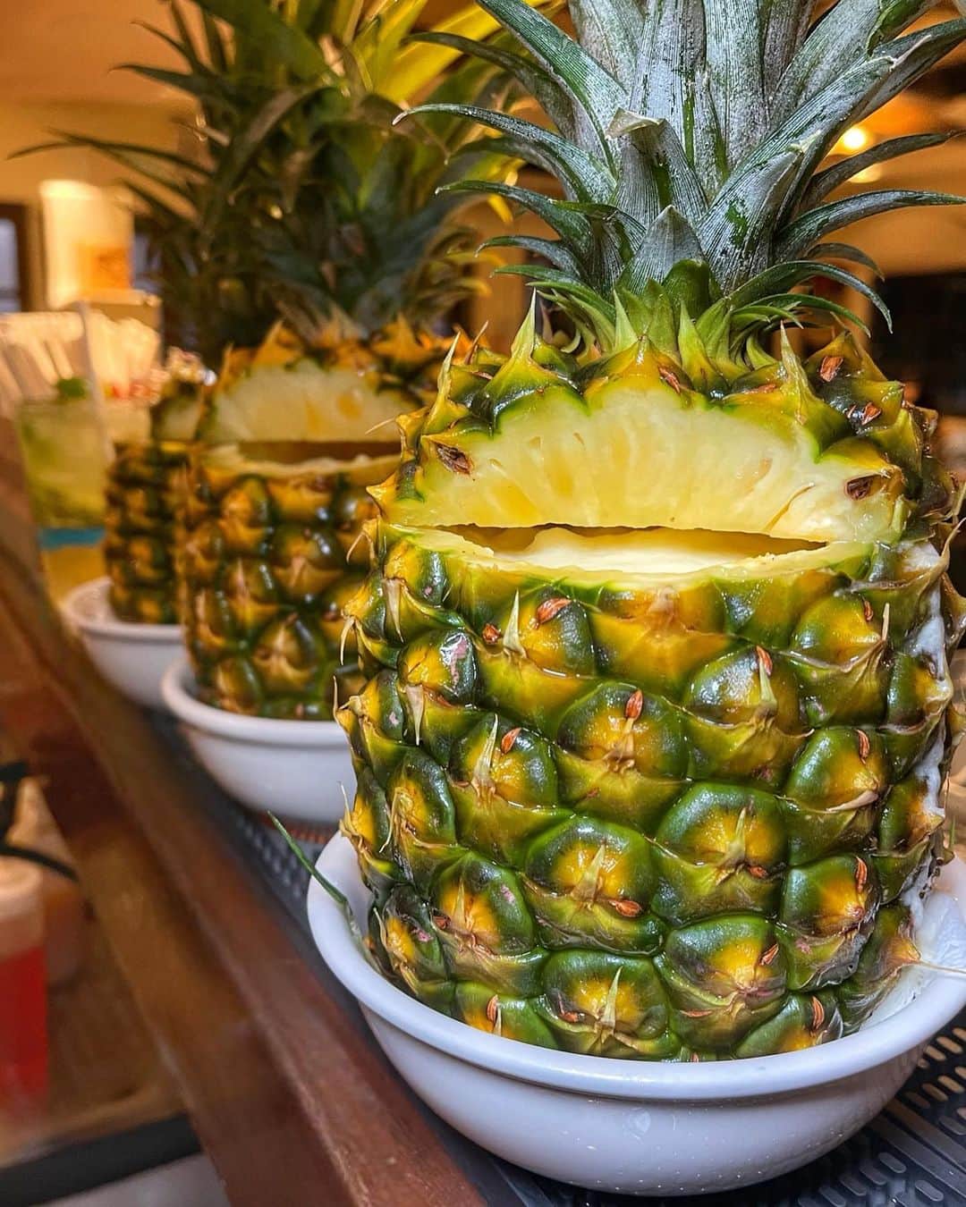 alohatable_waikikiのインスタグラム：「Fresh pineapple is always a vibe 🍍   #zetton #hawaii #waikiki #islandlife #fruits #pineapple #freshfood #foodie」