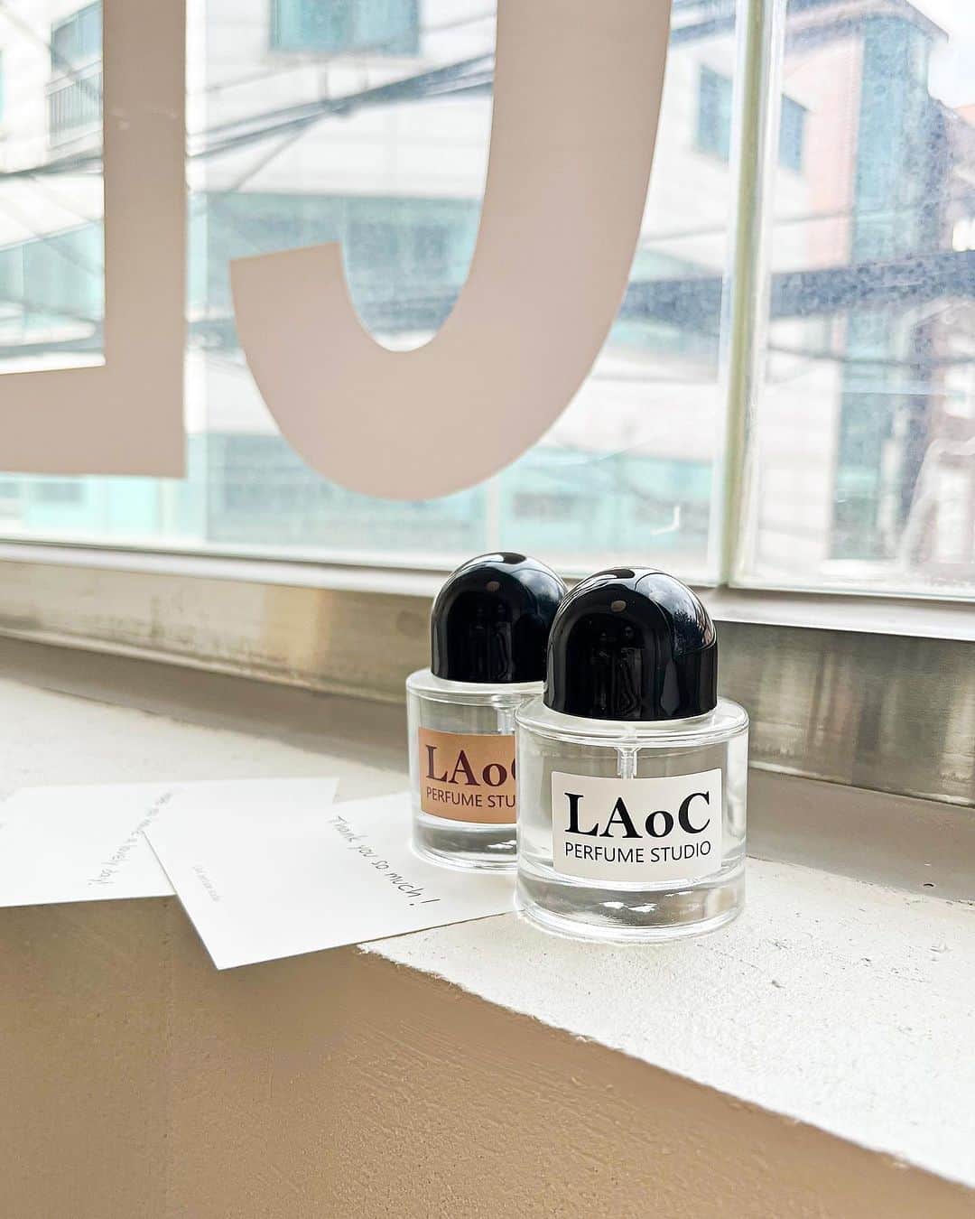 丹羽あんなさんのインスタグラム写真 - (丹羽あんなInstagram)「@laoc_perfume 🍂🤍 달달한향 넘 마음에 들어용 @laoc_seongsu   ソンスのかわいいお店で 香水作りをしてきました🫶🏻  韓国はウッド系の香りが多いのですが Diptyqueのオーデュエル,PRADAのキャンディ のようなちょっと甘めの香りが好みなので 直接作りに行ってきました🫧  嬉しいなぁ〜🤍🤍  🏷️ top @funfromfun_official  bag @suinbag_official  Qoo10からも購入できるのでぜひ♡」8月4日 23時37分 - an2twistyle