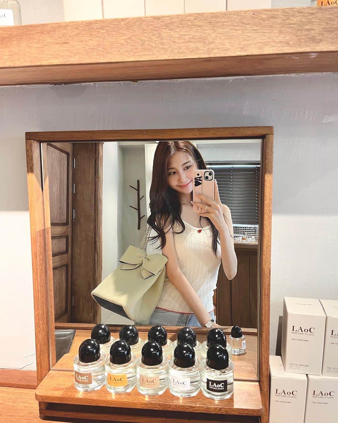 丹羽あんなさんのインスタグラム写真 - (丹羽あんなInstagram)「@laoc_perfume 🍂🤍 달달한향 넘 마음에 들어용 @laoc_seongsu   ソンスのかわいいお店で 香水作りをしてきました🫶🏻  韓国はウッド系の香りが多いのですが Diptyqueのオーデュエル,PRADAのキャンディ のようなちょっと甘めの香りが好みなので 直接作りに行ってきました🫧  嬉しいなぁ〜🤍🤍  🏷️ top @funfromfun_official  bag @suinbag_official  Qoo10からも購入できるのでぜひ♡」8月4日 23時37分 - an2twistyle