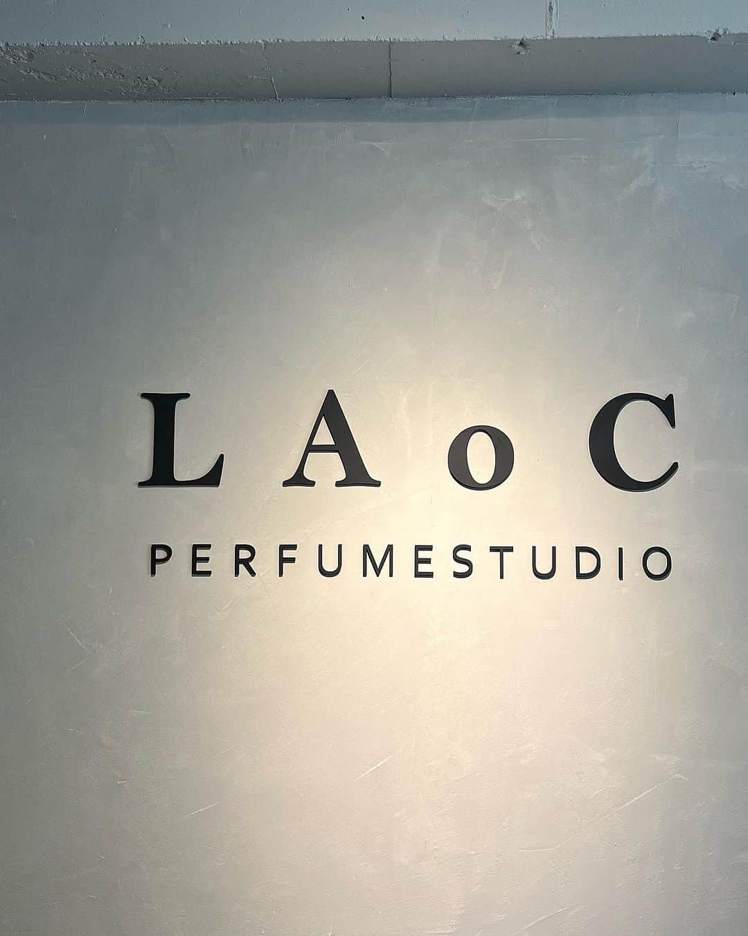 丹羽あんなさんのインスタグラム写真 - (丹羽あんなInstagram)「@laoc_perfume 🍂🤍 달달한향 넘 마음에 들어용 @laoc_seongsu   ソンスのかわいいお店で 香水作りをしてきました🫶🏻  韓国はウッド系の香りが多いのですが Diptyqueのオーデュエル,PRADAのキャンディ のようなちょっと甘めの香りが好みなので 直接作りに行ってきました🫧  嬉しいなぁ〜🤍🤍  🏷️ top @funfromfun_official  bag @suinbag_official  Qoo10からも購入できるのでぜひ♡」8月4日 23時37分 - an2twistyle