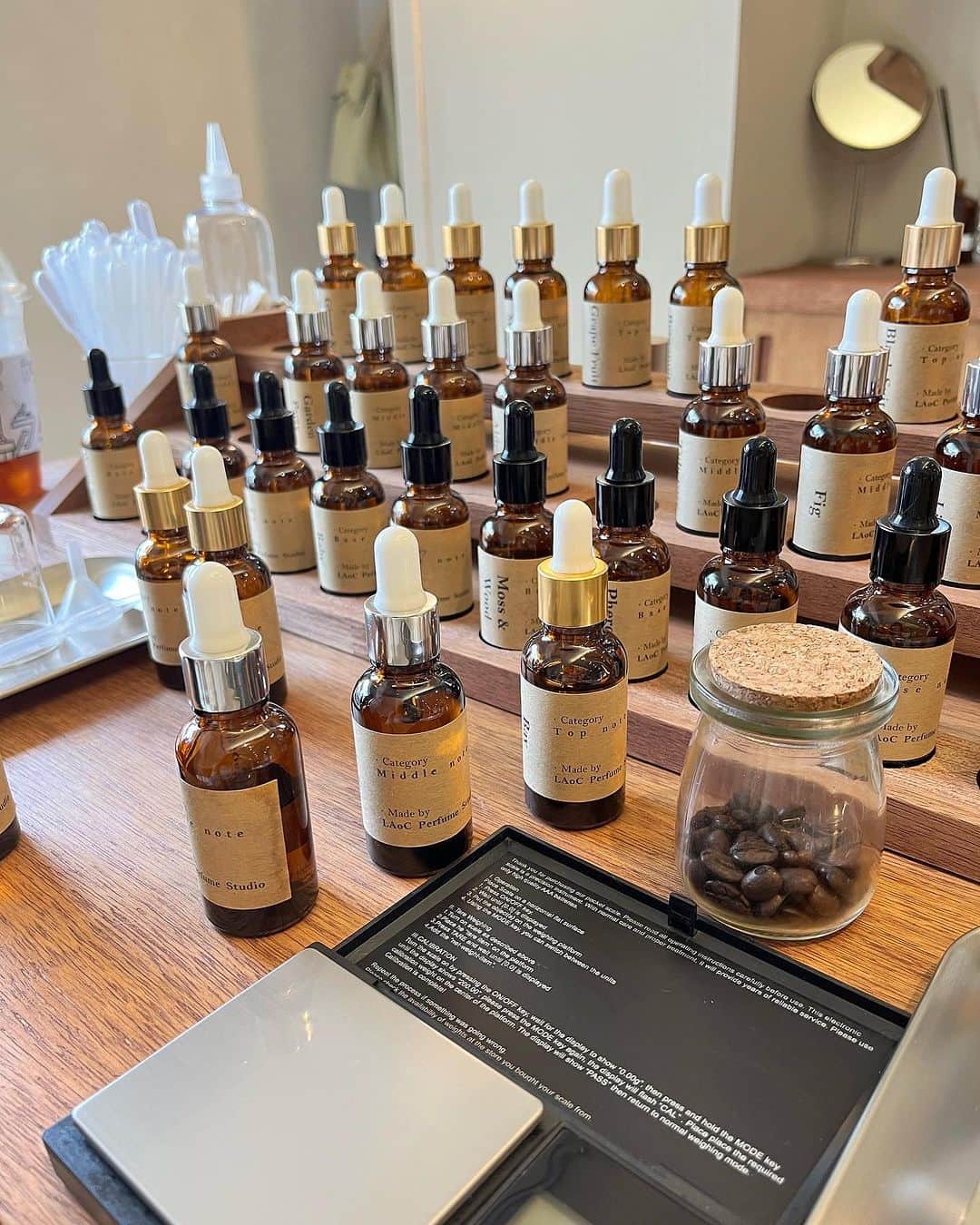 丹羽あんなさんのインスタグラム写真 - (丹羽あんなInstagram)「@laoc_perfume 🍂🤍 달달한향 넘 마음에 들어용 @laoc_seongsu   ソンスのかわいいお店で 香水作りをしてきました🫶🏻  韓国はウッド系の香りが多いのですが Diptyqueのオーデュエル,PRADAのキャンディ のようなちょっと甘めの香りが好みなので 直接作りに行ってきました🫧  嬉しいなぁ〜🤍🤍  🏷️ top @funfromfun_official  bag @suinbag_official  Qoo10からも購入できるのでぜひ♡」8月4日 23時37分 - an2twistyle