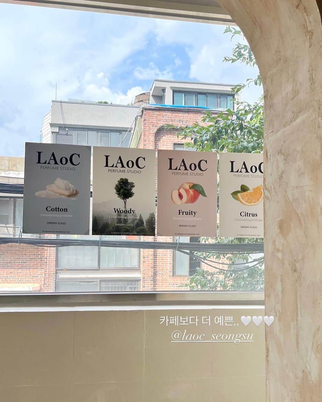 丹羽あんなさんのインスタグラム写真 - (丹羽あんなInstagram)「@laoc_perfume 🍂🤍 달달한향 넘 마음에 들어용 @laoc_seongsu   ソンスのかわいいお店で 香水作りをしてきました🫶🏻  韓国はウッド系の香りが多いのですが Diptyqueのオーデュエル,PRADAのキャンディ のようなちょっと甘めの香りが好みなので 直接作りに行ってきました🫧  嬉しいなぁ〜🤍🤍  🏷️ top @funfromfun_official  bag @suinbag_official  Qoo10からも購入できるのでぜひ♡」8月4日 23時37分 - an2twistyle
