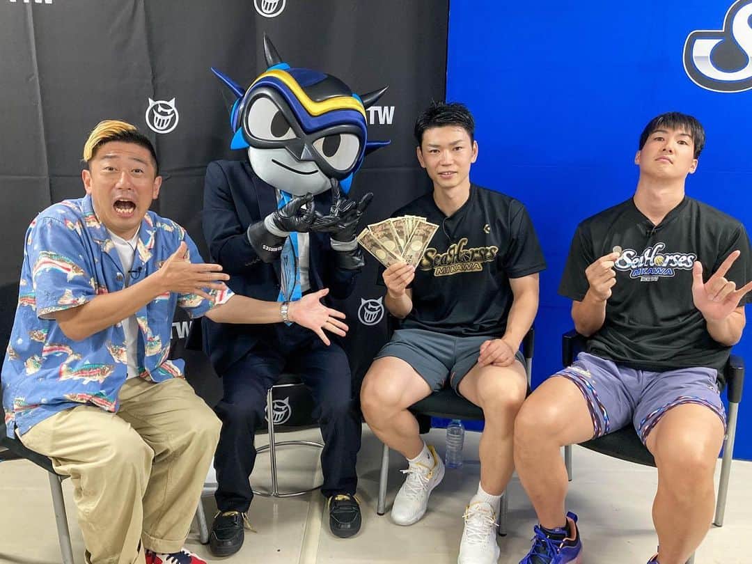 小林拓一郎のインスタグラム：「ハーフタイムの相棒、タツヲさんの、公開評価面談でした。  結果は、、チーム契約継続❕  タツヲに優しい石井選手と、アンチタツヲの中村選手。  なんで現金持ってるかは、是非アーカイブを笑  いっぱい笑ったー❕  #タツヲ #シーホース三河 #ガチ」