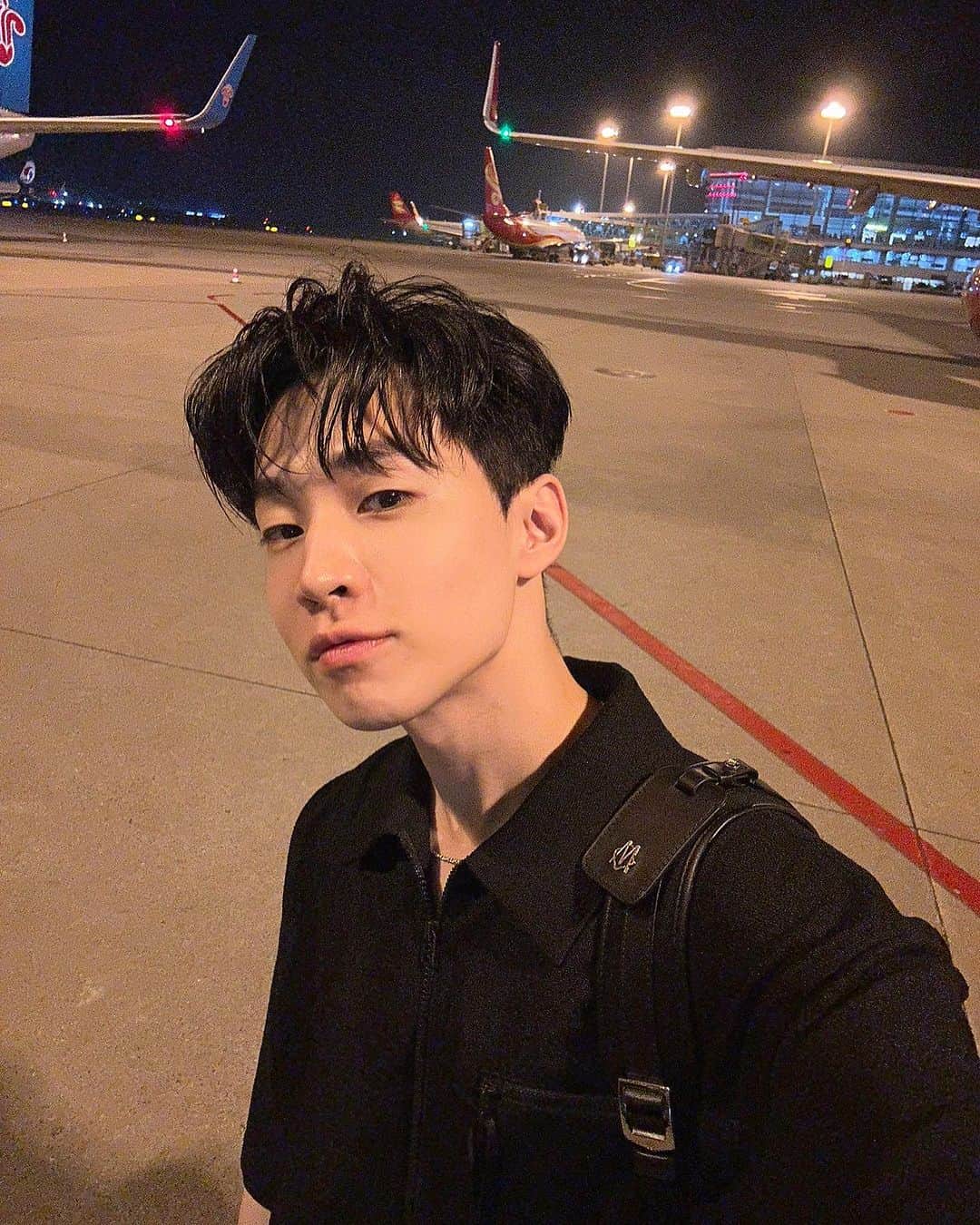 ヘンリーのインスタグラム：「just checking in! feel like a bird . ✈️hope everyone is well」