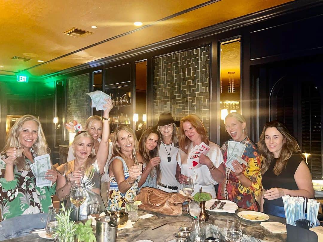 ガブリエル・アンウォーのインスタグラム：「Girl’s Game Night! Thank you @karolinakurkova & @jessica_mindich So much fun!! @shareefmalnik」