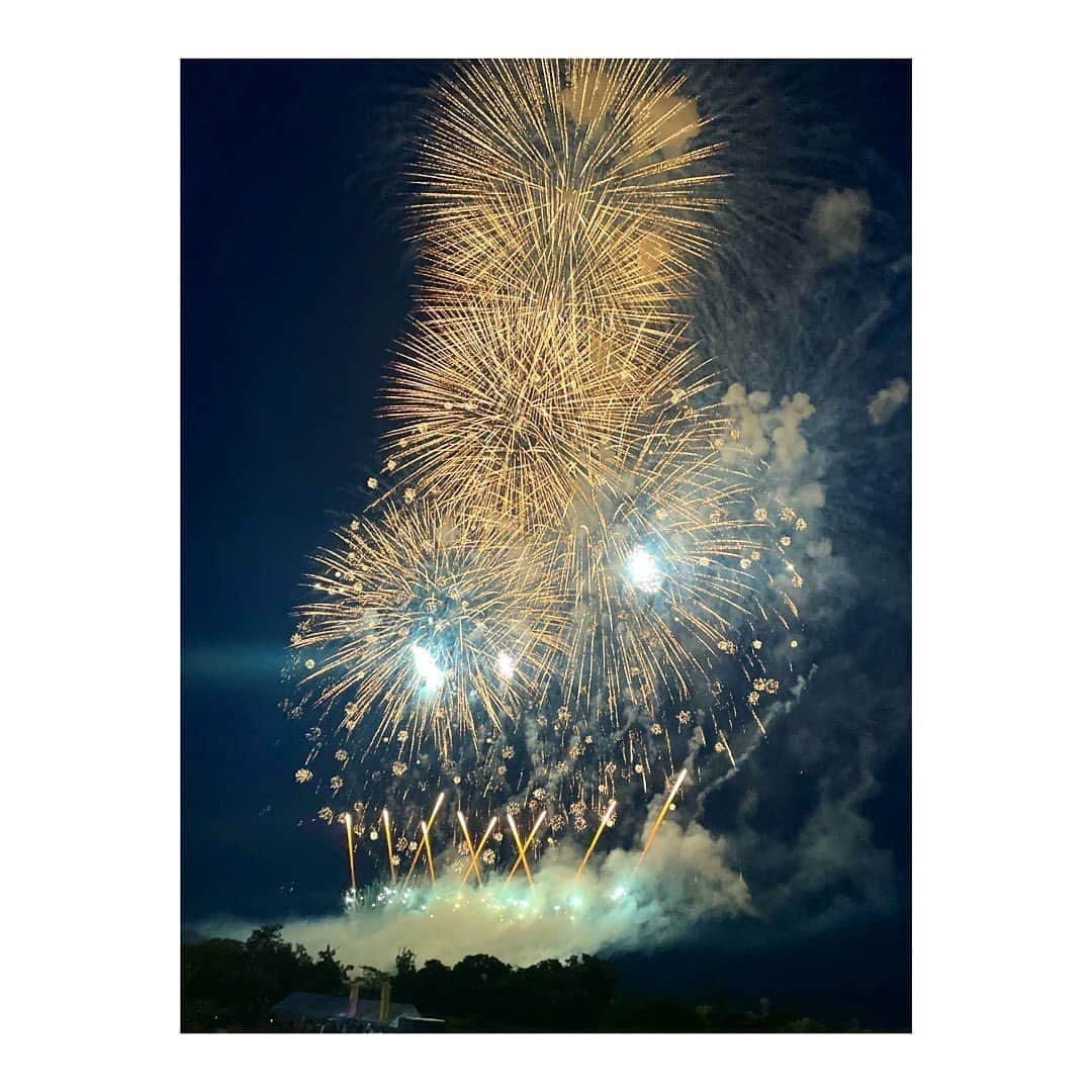 杜野まこさんのインスタグラム写真 - (杜野まこInstagram)「＼🧨長岡花火大会🌕／  日本三大花火大会の1つ。  あまりにも素晴らしくって、言葉にならなかった。 約2キロにわたる開花幅で打ち上げられる花火のshow。 ど迫力だけじゃない、戦争で亡くなった方への慰霊と、平和への想いが込められた花火。  すっっっっごく綺麗だった✨ 優しく、強く、美しく、たとえ一瞬であってもその輝きに魅了され心奪われた。夢中になってた。 その光に包まれた。照らされた。 素晴らしかったっっっ！！！  何枚目が好きですか❓ 長岡花火大会行ったことありますか❓  #長岡花火大会 #花火 #復興祈願花火フェニックス #素晴らしい #満月  #美しかった #来年も行きたい」8月4日 23時44分 - makomorino