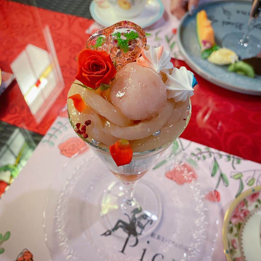 小峰みこのインスタグラム：「. ７月のpicxy🧚 バラに恋した桃🍑 . ビジュ最強だしおいしいし素敵すぎました🥹 志穂姐さんとりんね姐さんと一緒に行けて、お2人の周年&お誕生日をお祝いできて嬉しかったぁぁ🥰 . #みこパフェ」