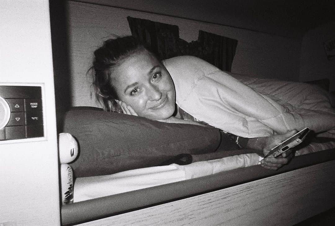 アマンダ・ミシェルカのインスタグラム：「Black and white flashbacks of life on the road from April.  Photo diary by @valeriephoenixx」