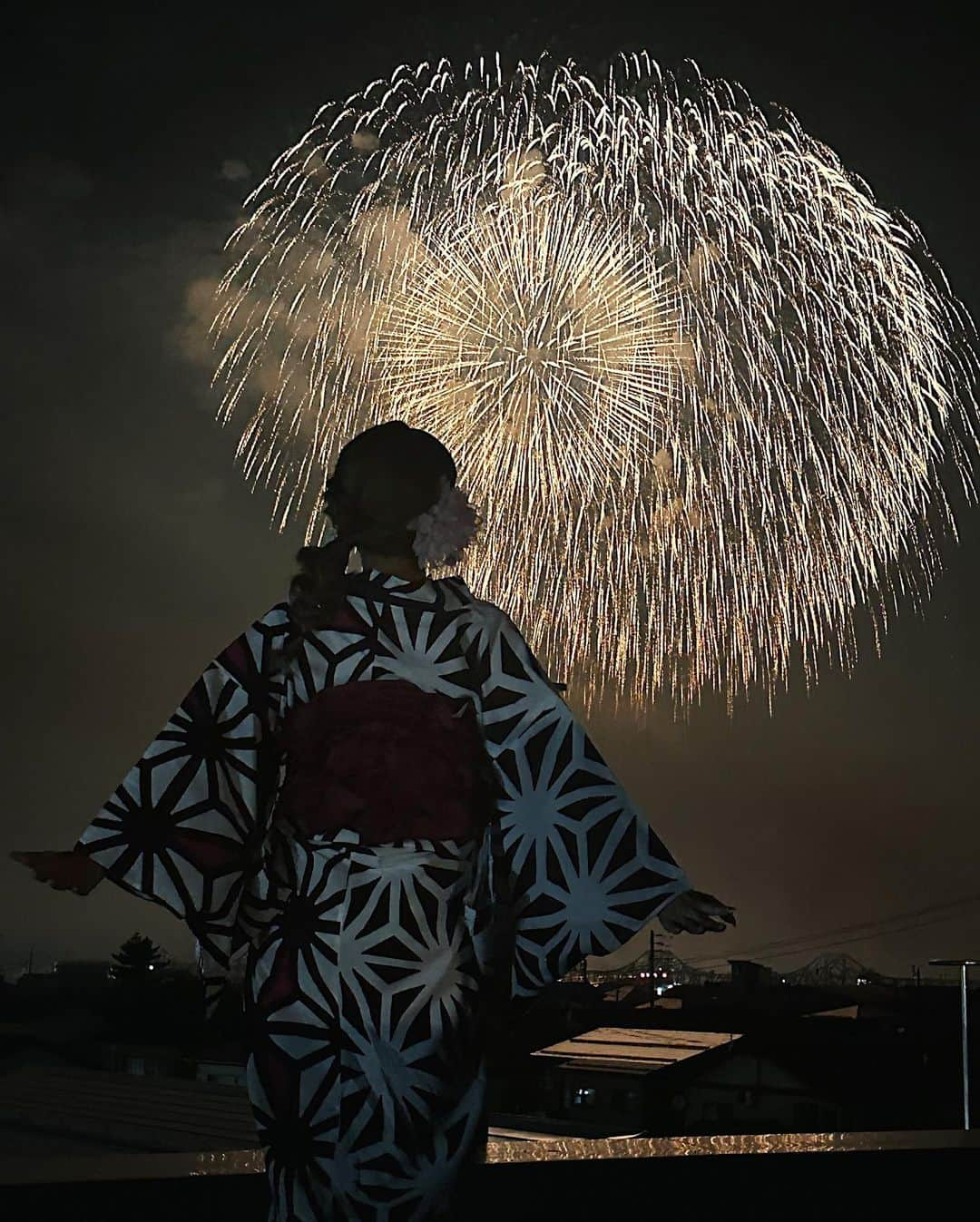 ゆきぽよのインスタグラム：「念願の長岡花火大会❤️  ずーーーっと行ってみたくてなかなか行けず、、、 今年遂に行けたっっっ😭🩷🩷🩷  2時間くらい花火が上がり続けるんだけど すべてにストーリーがあって感動した🥺  また来年も見れますように🫶🏾 長岡のみんなありがとう🥺❤️  浴衣は @noalice_by_ryuyu で 私がプロデュースしてるやつだよ🩷  在庫残り僅かなのでお早めに🫶🏾   #長岡花火」