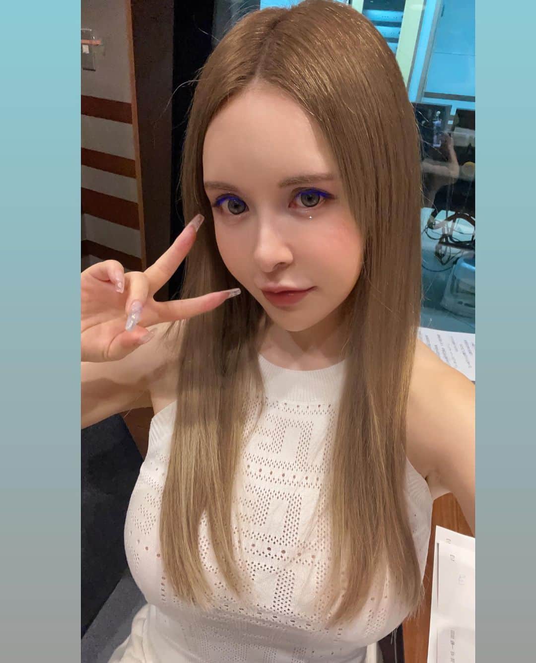森藤恵美のインスタグラム：「加工アプリでメイクはラクでいいなぁー💄✨🥹  今日は日本ハムがサヨナラ勝ちしたゲーム、延長11回裏めっちゃ感動した！🥹 野村選手がフォアボールを選んで出塁して、代走で出た五十幡選手がすかさず盗塁決めて、痺れる打席で江越選手がきっちり3塁線にバント決めてサヨナラのランナーを3塁まで進めて、最後マルティネスの犠牲フライでサヨナラ勝ち！ ヒット1本も出ないで得点、サヨナラ勝ちした🙌 まさに一人一人が繋げたサヨナラ勝ちだった！👏☺️ 明日はデイゲーム、早く寝て明日も頑張ってください👍☺️  #北海道日本ハムファイターズ」