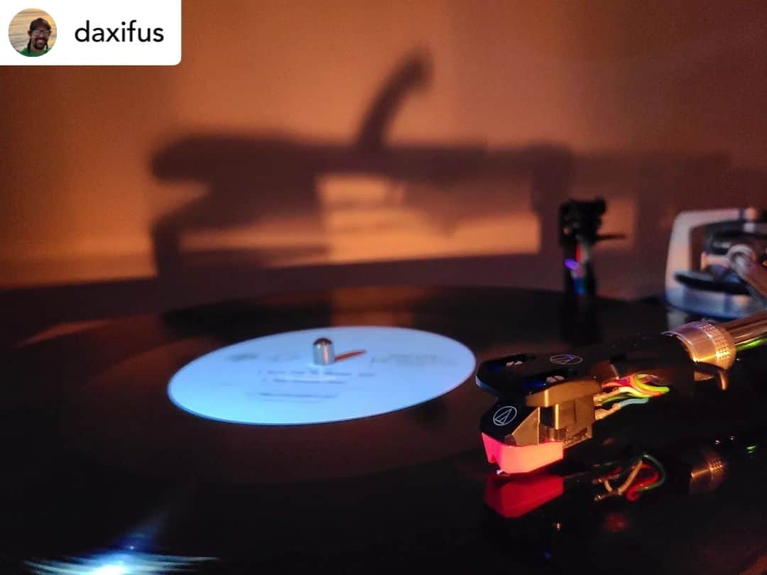 Audio-Technica USAのインスタグラム：「#FanPhotoFriday: Whatever the genre, Audio-Technica’s cartridges bring the groove. Thanks for sharing our cartridge, @daxifus!⁠ .⁠ .⁠ .⁠ #AudioTechnica #Turntable #Vinyl #SpinningRecords #VinylJunkie」