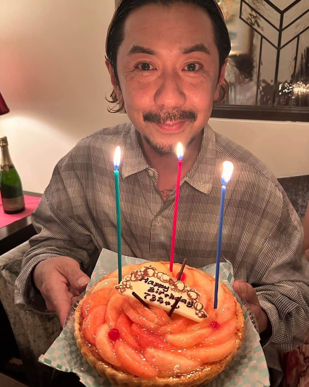 朝日光輝のインスタグラム：「8/5誕生日をザギンで迎えました⭐️  大人になりました！！  ありがとうございます😉  #美容師#ヘアメイク#誕生日」