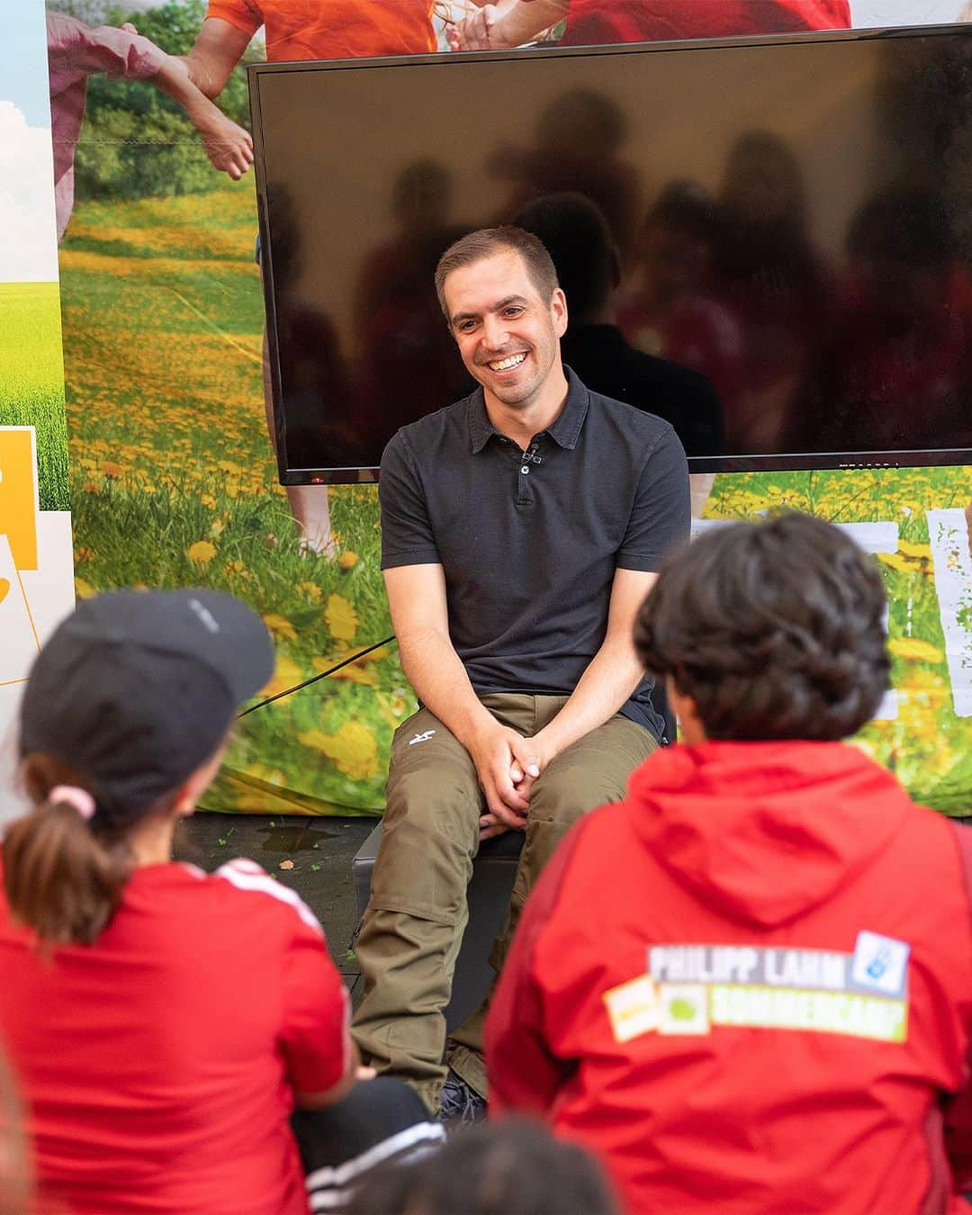 フィリップ・ラームのインスタグラム：「Was für ein aufregender Tag im Philipp Lahm Sommercamp! Gestern durfte ich die Kids kennenlernen & hautnah miterleben, wie sie mit unglaublicher Energie und Freude Neues entdecken. Unsere Mission: Den Kindern einen gesunden Lebensstil näher zu bringen. Vielen Dank an unsere tollen Unterstüzer: @einherzfuerkinder, @florisvanbommel, @nintendode und @schneekoppe_seit_1927. Gemeinsam machen wir diese besondere Woche zu einem unvergesslichen Erlebnis. Es ist mir ein großes Anliegen, den Kindern ein positives Gefühl mit auf den Weg zu geben. Sie sollen die Woche als wertvolle Zeit in Erinnerung behalten, Freundschaften schließen und dabei noch etwas lernen.」