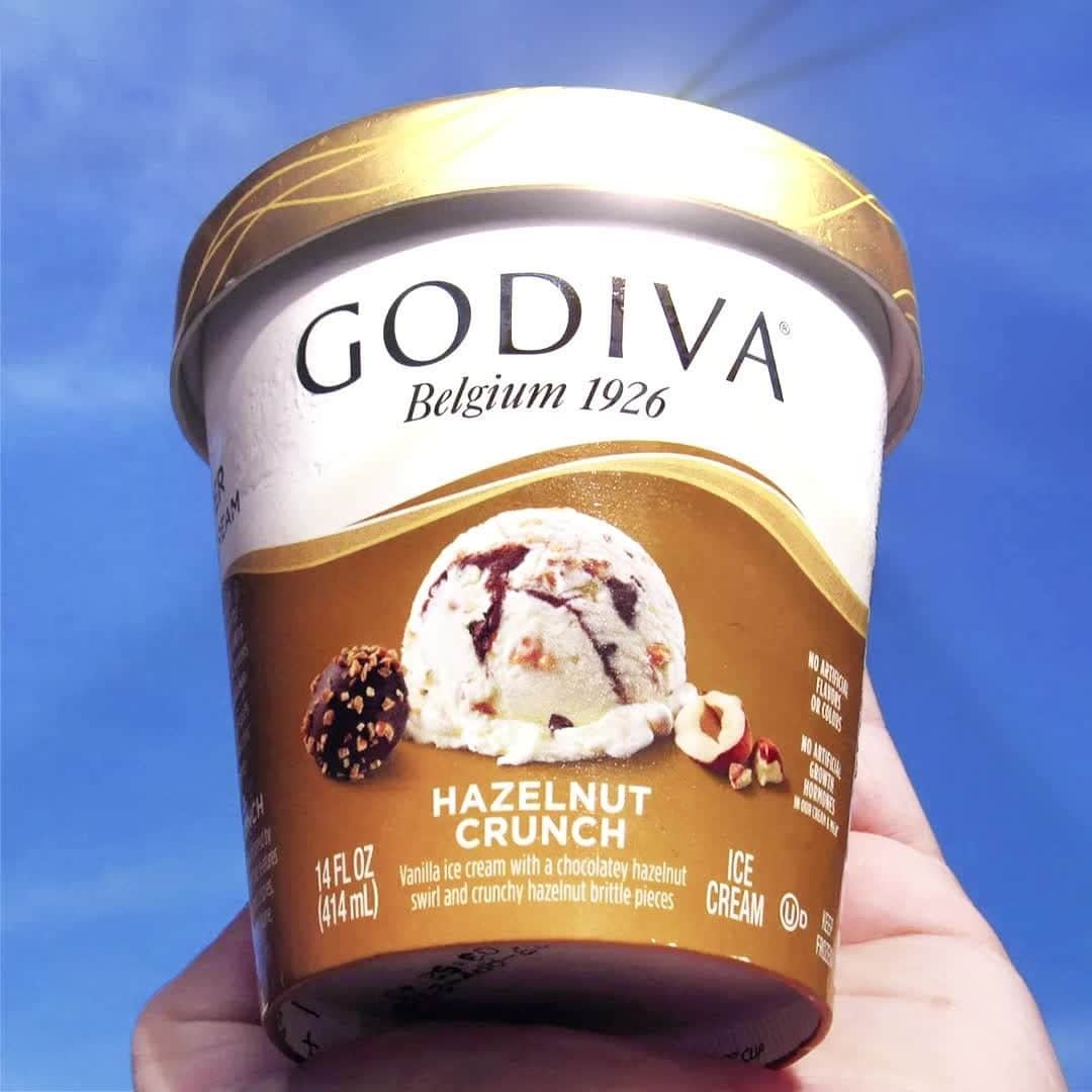 GODIVAのインスタグラム：「Behold, GODIVA Hazelnut Crunch Ice Cream! Our vanilla ice cream is blended with a chocolatey hazelnut swirl and crunchy hazelnut brittle pieces. 😋   📷 by @snackskies」