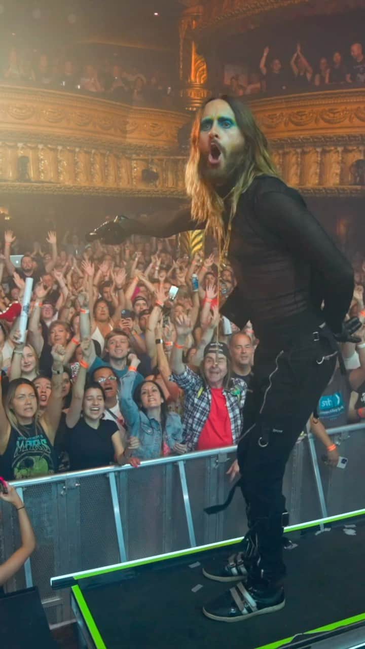 ジャレッド・レトのインスタグラム：「WHO’S READY FOR LOLLA TONIGHT!!!!  Vid from our practice show @ @hobchicago 🕺🏻🕺🏻」