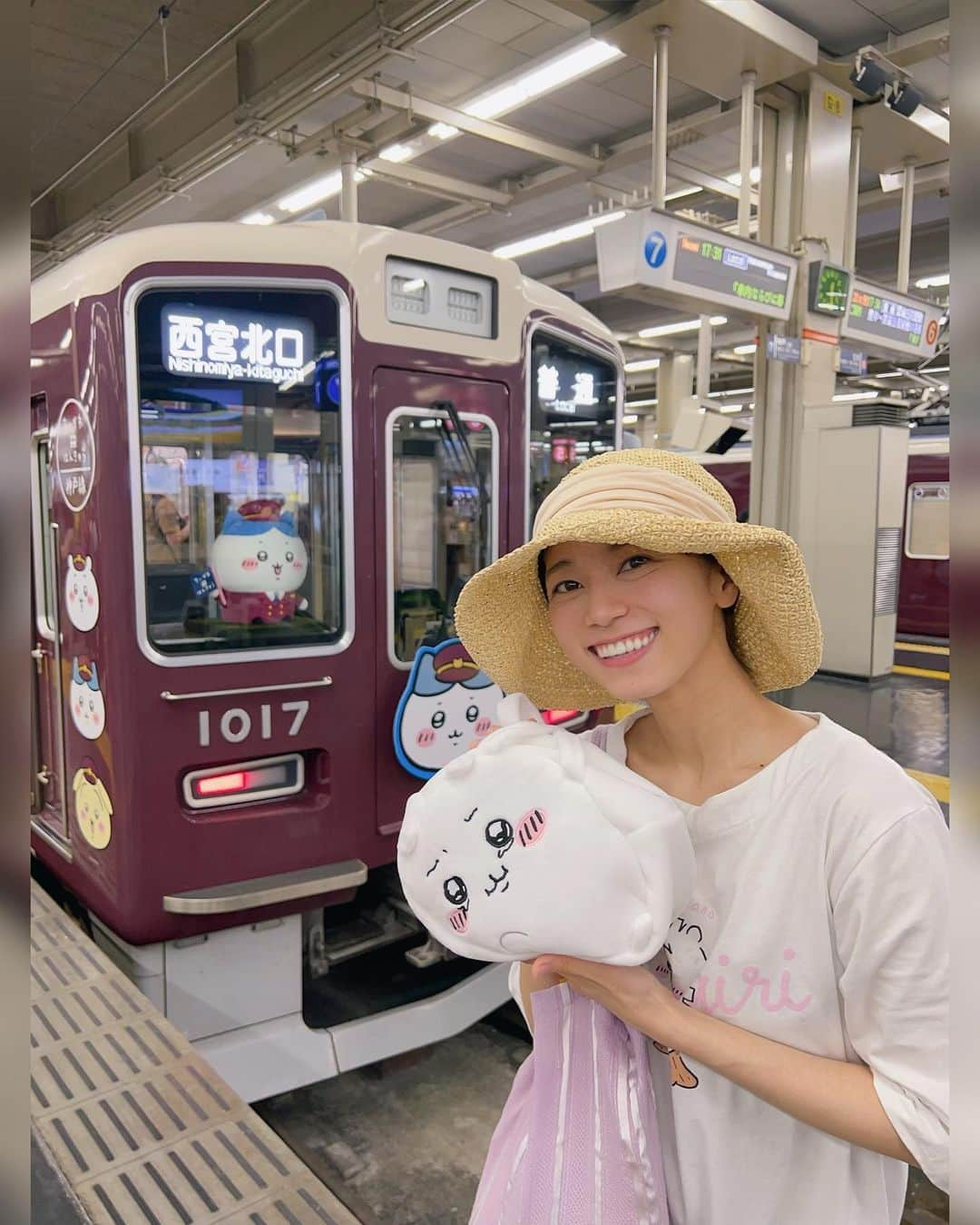 真彩希帆さんのインスタグラム写真 - (真彩希帆Instagram)「みなさま、こんばんは⭐️  8/4『ちいかわ×阪急』 初日にラッピング電車を見て 乗ることができました🎉笑  ちいかわーず３人で計画をばっちり立て 、運行表を確認！😂  終演後に改札にダッシュ💨  かずきさん @kazuki_kato_official と ゆたかさん @yutaka_saigoh と 遠足気分で巡れて めちゃくちゃ楽しかったです🐰🐻🐱  車内も、車外もかわいかった〜🤤❤️  ちいかわ号と ハチワレ号に会えました👐✨  「ちいかわだ〜」と喜ぶ子供の姿も見れて癒されたなぁ。。  まだまだやっているので  次なる目標は 「宝塚大橋を走るちいかわ号を撮る」 ことがきまりました！！  ルパンのときかな〜🥰 またねっ🙌🏻✨  #ちいかわ #阪急電車 #大好きなコラボ🥰❤️  #おとなの遠足🍙  #真彩希帆」8月5日 0時16分 - maayakiho