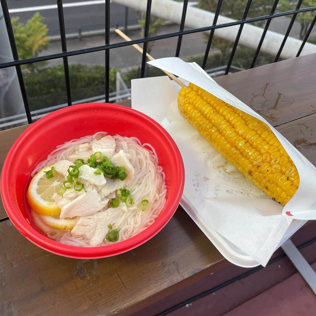 古田ちさこさんのインスタグラム写真 - (古田ちさこInstagram)「サヨナラ勝ち〜🥰🌈  今年も会えたね ! ハッピースラィリー 💓💞💗  投打一丸となって掴んだ大事な大事な一勝🥹✨  痺れる試合を有難うございました⸝⋆  #縁日ナイター ≒ #キャンプナイター ということでキャンプ飯メニュー食べてみた ! 冷やしラーメンは焼きとうもろこし受け取る時に半分こぼしちゃいました、、。😭  #松山竜平 #小園海斗 #サヨナラ勝ち #広島カープ #マツダ #ズムスタ #マツダスタジアム #カープ #carp #カープ女子 #ビール好きな人と繋がりたい #広島東洋カープ #野球女子 #野球好き #野球観戦」8月5日 0時21分 - chisakofuruta