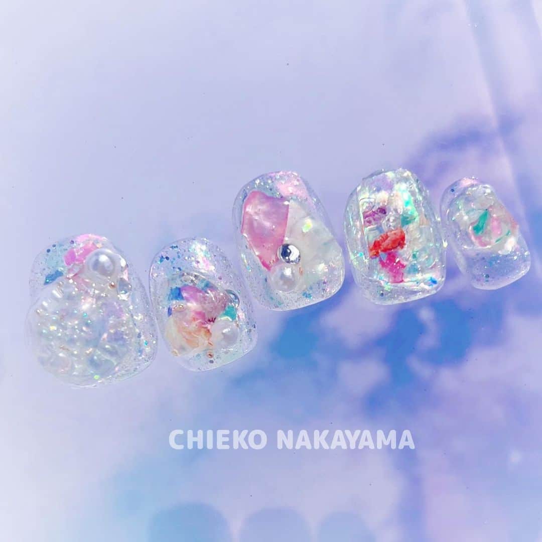 なかやまちえこのインスタグラム：「なつのおーろらねいる🐚⠀ ⠀ 次回の8/20 11:00-のネイルスクールtricia @nailschooltricia ジェルアートレッスンはこちらです！⠀ リクエストいただいたシャカシャカドームも作ります♡⠀ ⠀ #nail #nails #nailart #ネイル #美甲 #ネイルアート  #japanesenailart #manucure #japanesenails #manicurist #gelnails #أظافر #네일아트 #미용  #เพ้นท์เล็บ #artedeuñas #เพ้นท์เล็บเจล #ジェルネイルデザイン #ネイルデザイン #nagelkunst #オーロラネイル #auroranails #サマーネイル #summernails #夏ネイル」