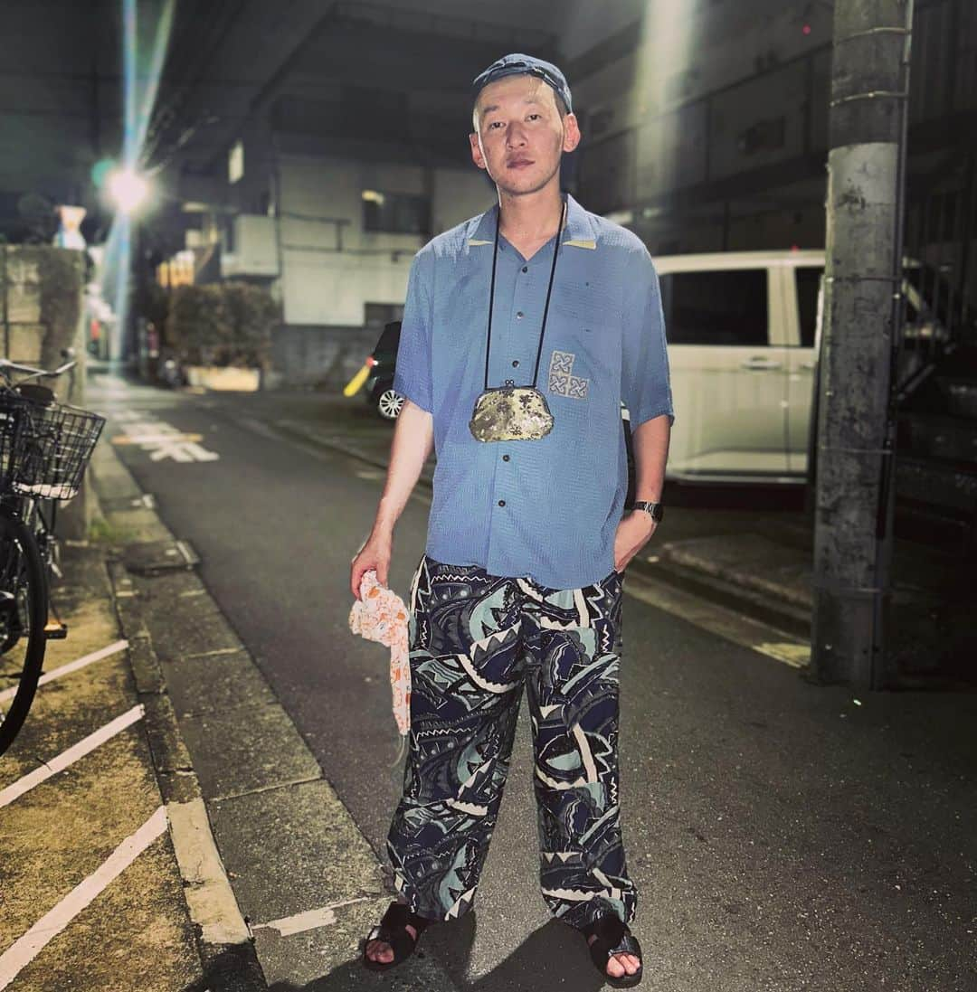 市川刺身さんのインスタグラム写真 - (市川刺身Instagram)「今日の服装。 ラジオ録りから渋谷でライブの日。  高円寺の古着屋で購入したシャツ。 高円寺の古着屋購入した激安激軽ズボン。 十四才で購入したデニム地の農協帽子に黒の便所サンダルと金のがま口で手に手ぬぐい。  暑さで移動がしんどすぎ帰りの電車でコント道具目立って指差しで笑われました。 高円寺の路地でゴミ箱に携帯置いて撮りました。 振り絞って頑張ろう。 ゴミ箱ありがとう。  #今日着た服 #ファッション #古着 #暑すぎ #頑張れ」8月5日 0時31分 - soitsudoitsu