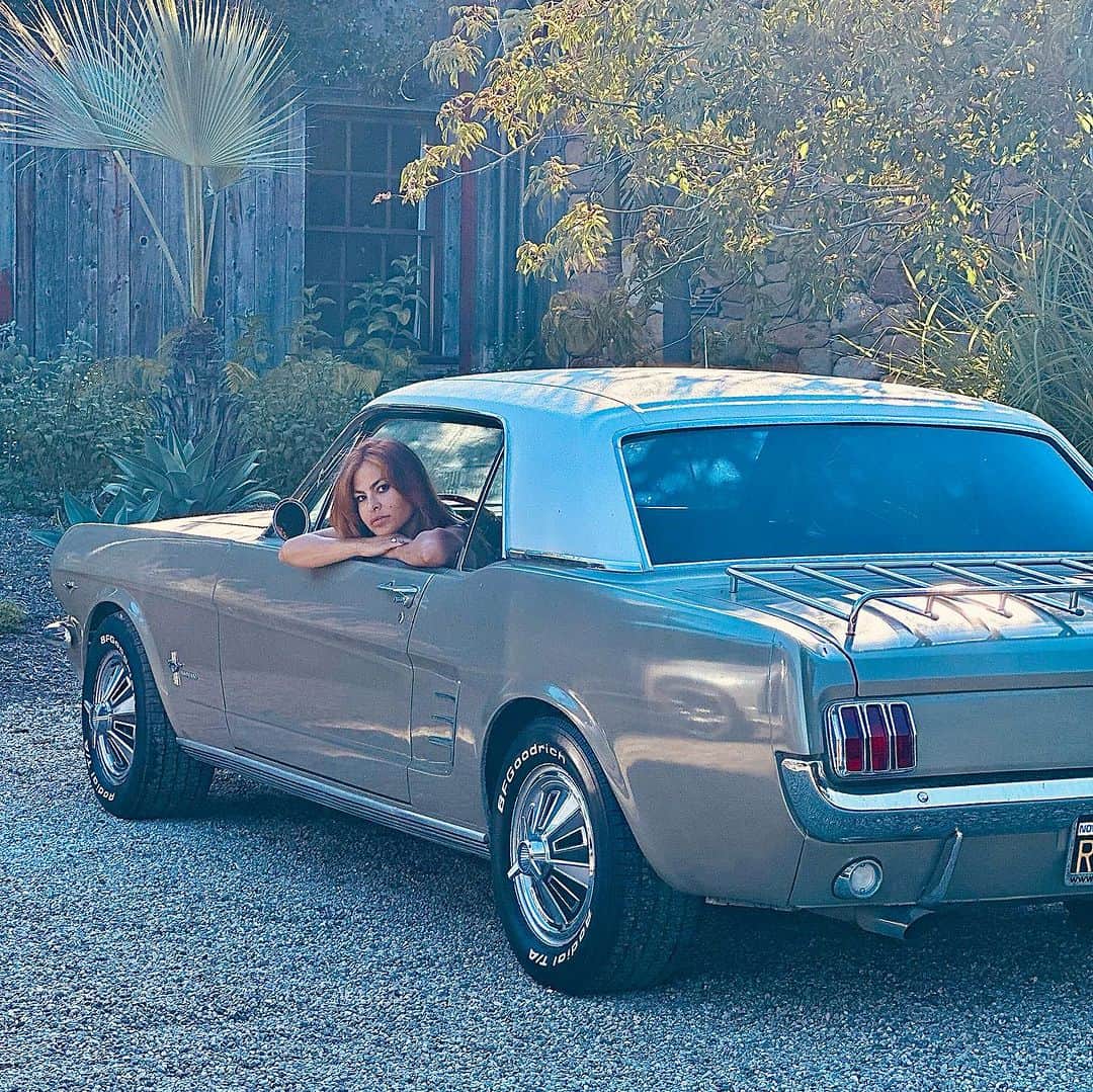 エヴァ・メンデスさんのインスタグラム写真 - (エヴァ・メンデスInstagram)「Forever a Mustang Girl.   The sound of the engine is pure joy 💗」8月5日 0時26分 - evamendes