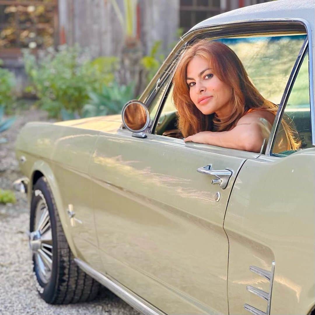 エヴァ・メンデスさんのインスタグラム写真 - (エヴァ・メンデスInstagram)「Forever a Mustang Girl.   The sound of the engine is pure joy 💗」8月5日 0時26分 - evamendes
