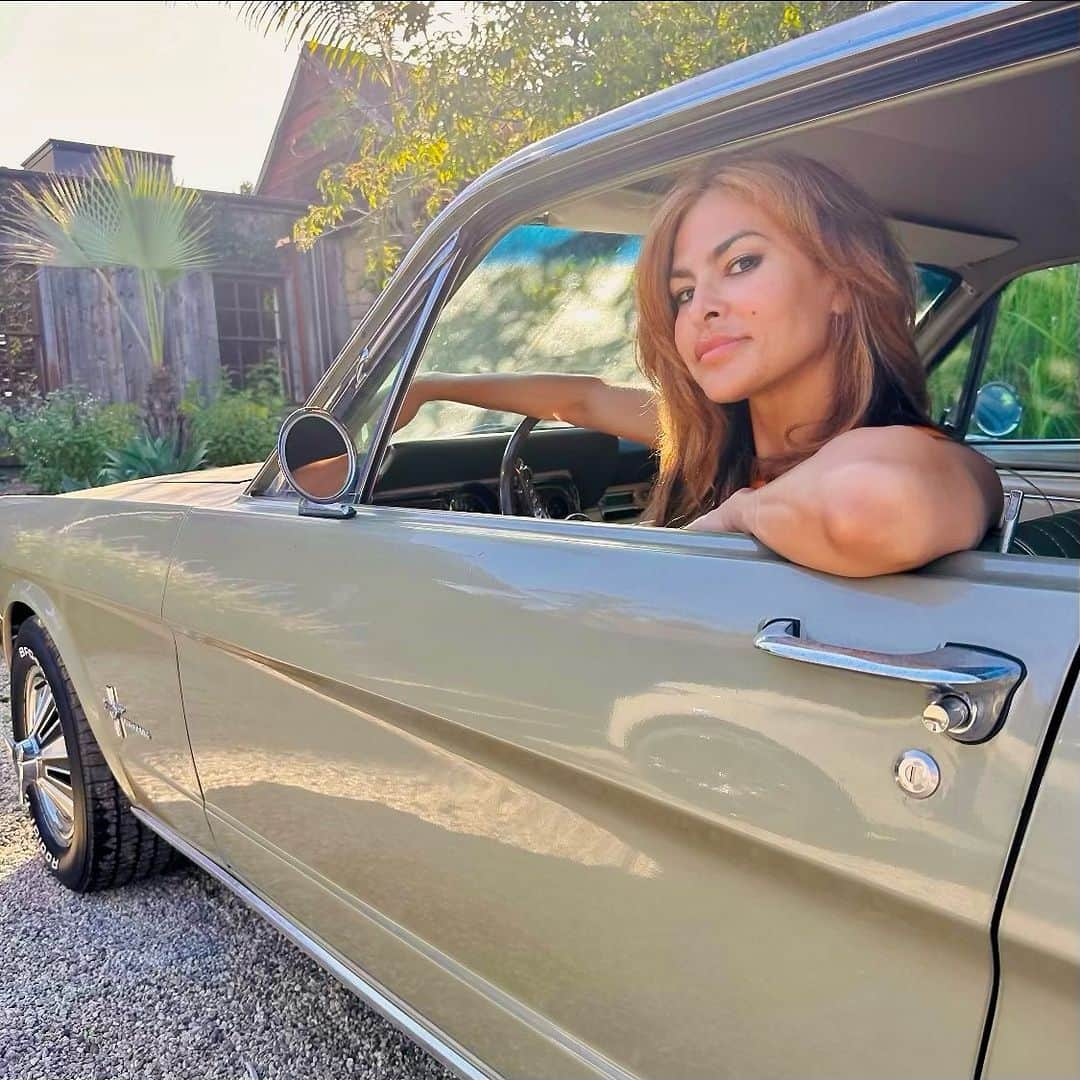 エヴァ・メンデスさんのインスタグラム写真 - (エヴァ・メンデスInstagram)「Forever a Mustang Girl.   The sound of the engine is pure joy 💗」8月5日 0時26分 - evamendes