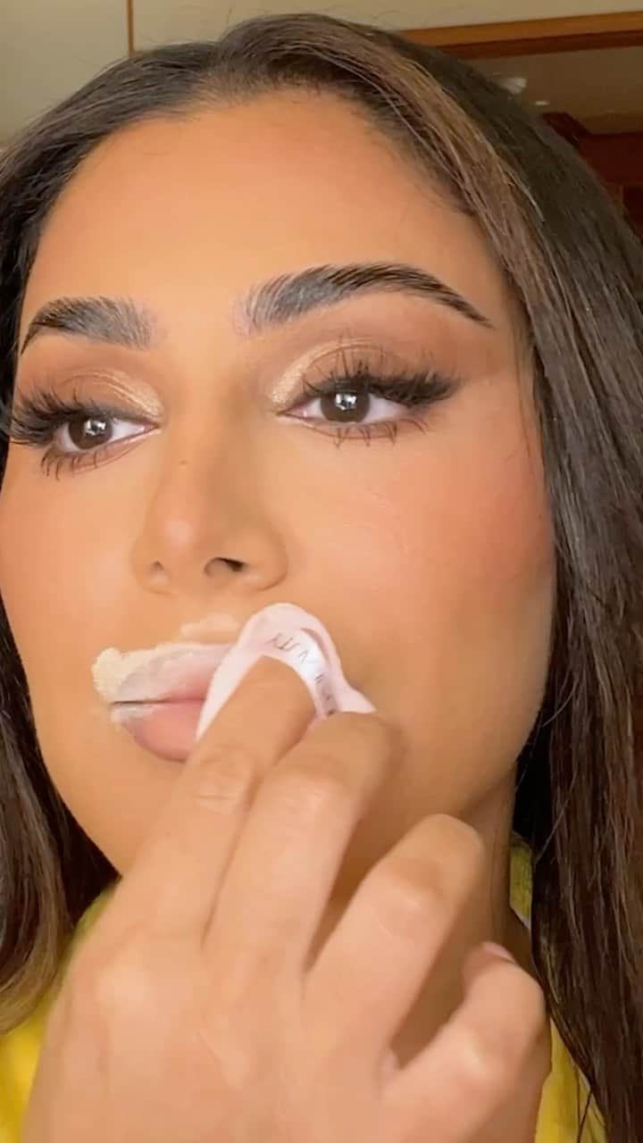 Huda Kattanのインスタグラム：「My FAV lip liner hack! This hack keeps your liner on all day long without having to reapply it even when wearing gloss 💋💄 #liplinerhack #hudabeauty #hudabeautyeasybake #hudabeautylipcontour」