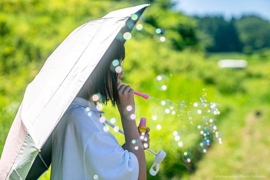 石川直宏さんのインスタグラム写真 - (石川直宏Instagram)「『夏休みの娘たちと』  妻とマメ太はお留守番。  娘たちと飯綱での2日間👭  早朝一緒に収穫して、草刈りして、地元の子どもたちや仲間たちと泥んこサッカーや田んぼフラッグして、シャボン玉して🫧、、、  楽しみながら手伝ってくれました♪  "なおもろこし"ゴールドに続き、パールも解禁中🙌  また1週間後に飯綱。 早朝に収穫し、そのまま味スタへ。 12日京都戦で"なおもろこし"販売します⚽️🌽👨🏽‍🌾  お楽しみに🤙  #泥んこサッカー #田んぼブラッグ #NAOsFARM #NAOsFARM2023 #Iizuna #飯綱 #Nagano #長野 #みみずや @mimizuya.nagano  #マツキ倶楽部 @matsukiclub  #なおもろこし  #なおもろこしゴールド #なおもろこしパール #NAOsFARM農場長 #NaohiroIshikawa #石川直宏   photo by Atsushi Kishimoto @k.atsushi96」8月5日 0時29分 - sgss.18