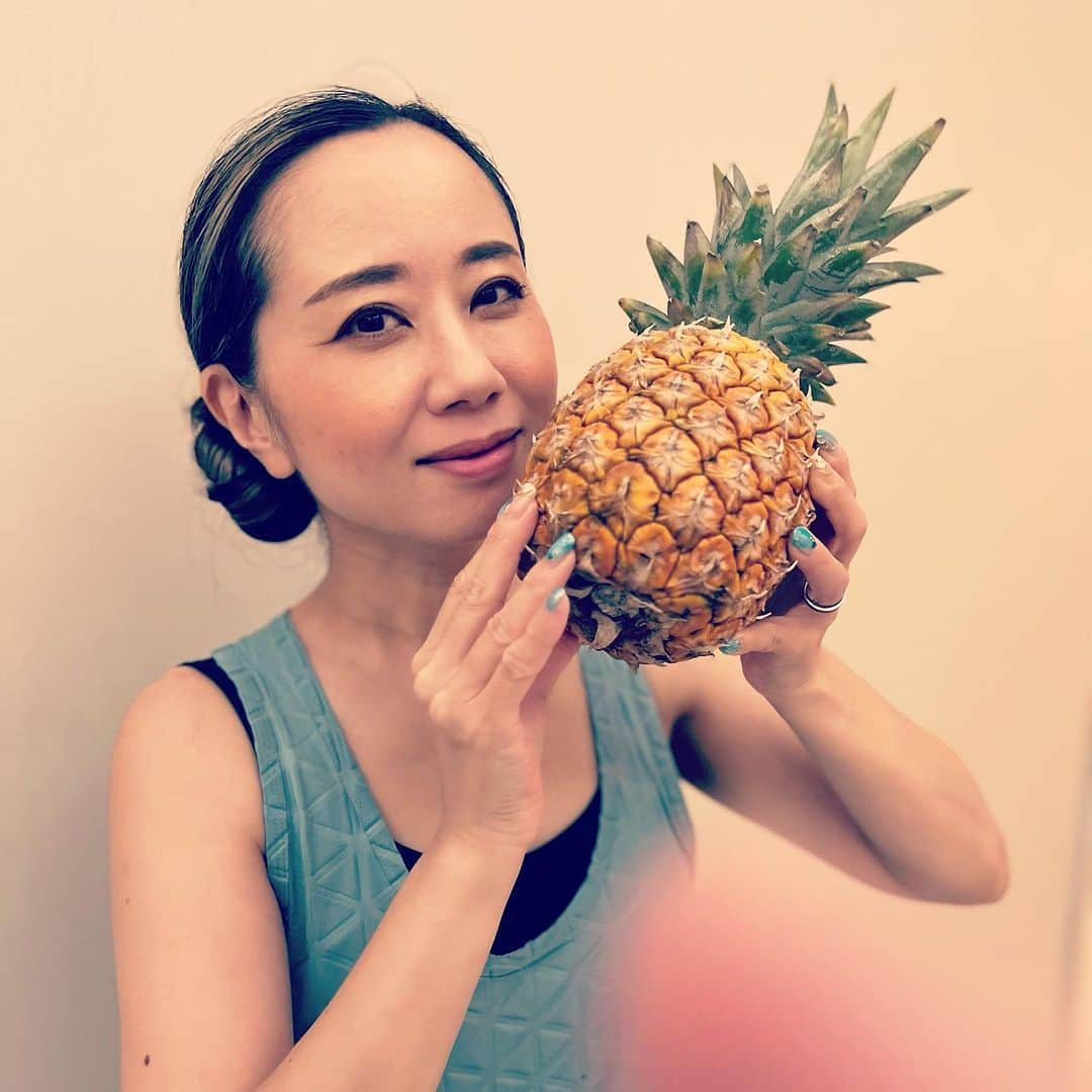 レイチェル・チャンさんのインスタグラム写真 - (レイチェル・チャンInstagram)「最近、ふと食べたくなるパイナップル🍍夫が学生時代のバイト経験を発揮して切ってくれました🍽️  #前ボケではなく単なる指 #Pineapple #パイナップル #summer #夏 #夜中のおやつ」8月5日 0時38分 - rachelchanjpn