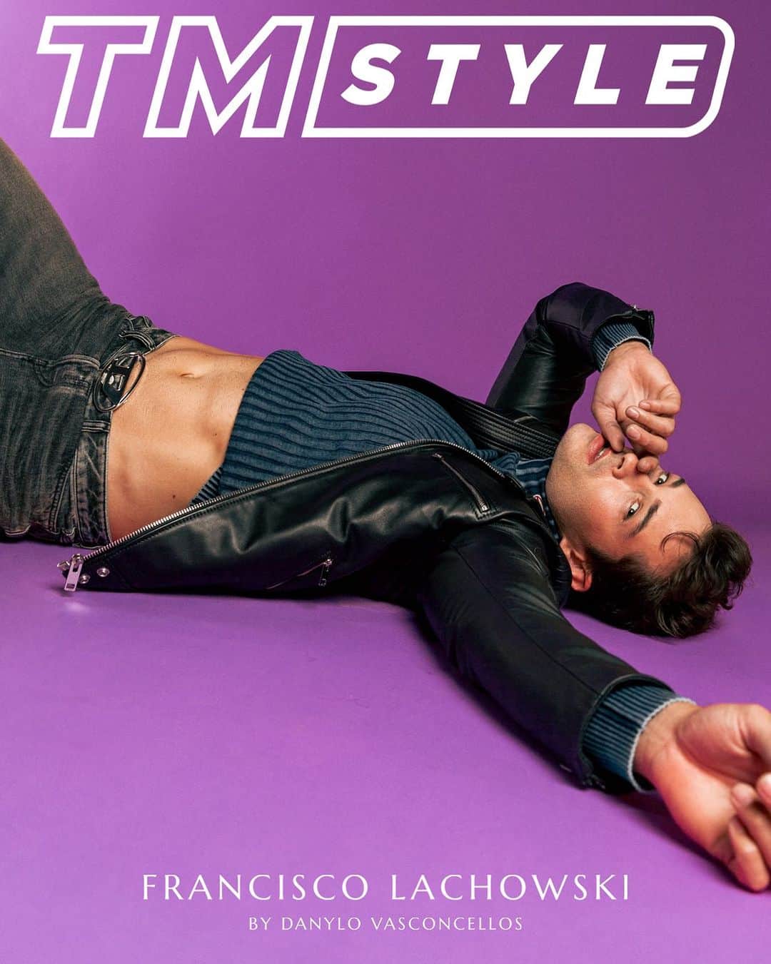 フランシスコ･ラチョースキーのインスタグラム：「( FRANCISCO LACHOWSKI )  • AUGUST ISSUE •  Model @chico_lachowski  Photo @danylovasconcellos  Styling  @decotajra  Beauty Carlos Cesário @ccesarioo Vídeo Léo Campos @leocampos_____  Studio @zoidestudio.   Chico wears @prada @diesel and @boss. Let’s take a look ✌🏼🎬  FULL STORY ONLINE」