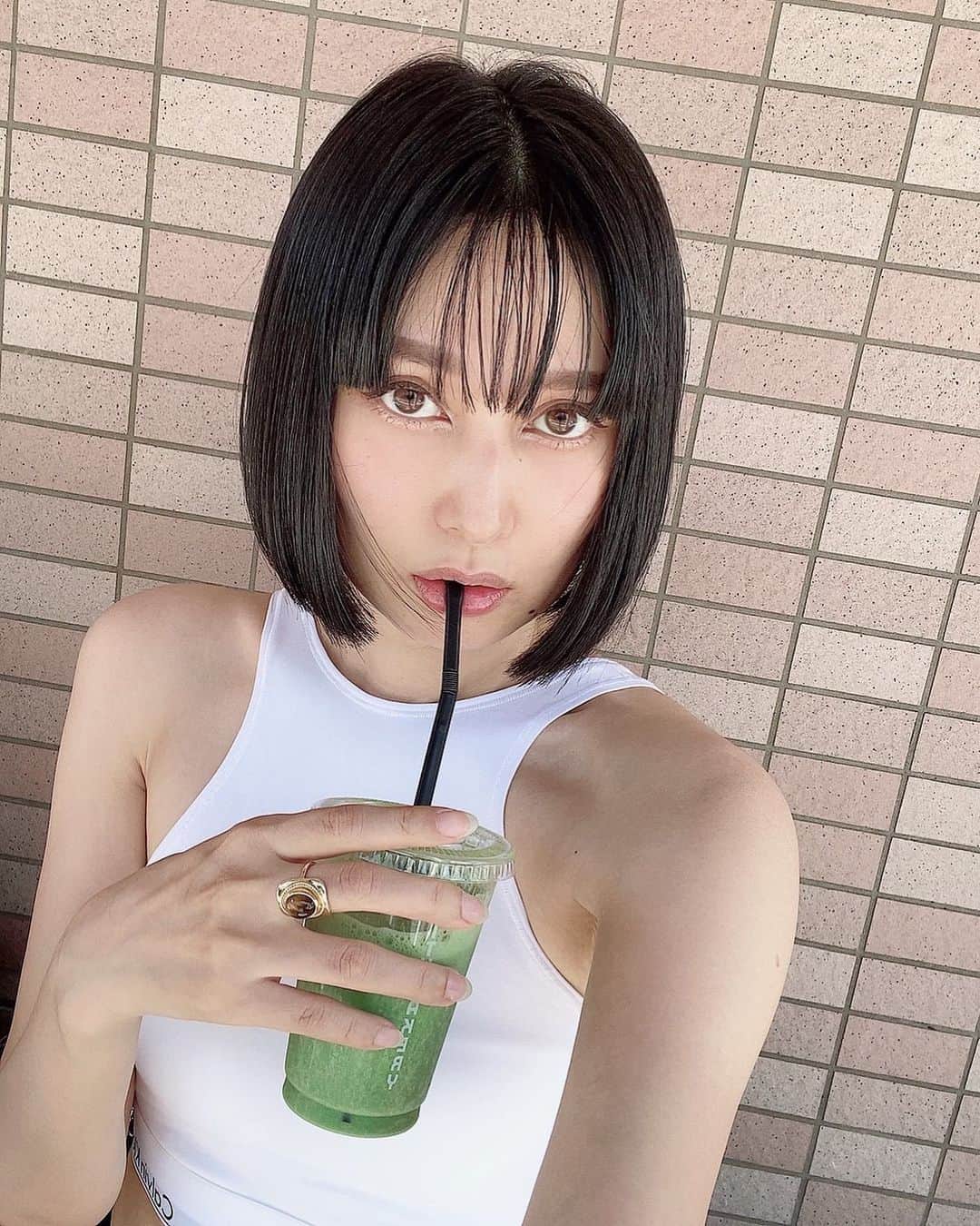 佐藤乃莉のインスタグラム：「あっつ🫠でしたね。  なるべく日陰に入りたいがために、 一人影踏みしがち☀️  でも暑い…。  #スムージー#白アメスリ#アメスリ#outfit」