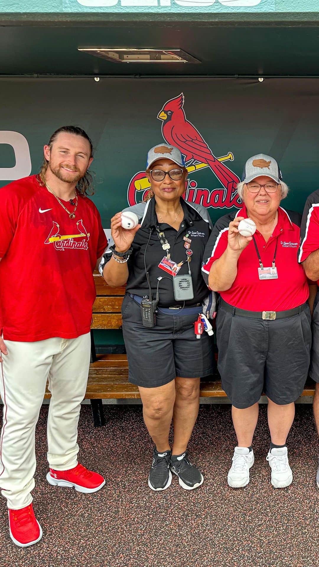 セントルイス・カージナルスのインスタグラム：「Brendan Donovan provided a special ‘thank you’ to five Busch Stadium ushers who served our country, setting up a surprise trip to the Cardinals dugout and giving a Military Appreciation Night hat and signed baseball to each!」