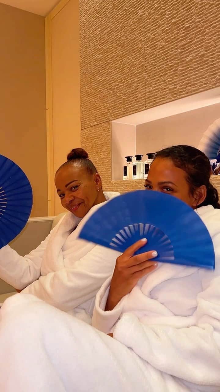 クリスティーナ・ミリアンのインスタグラム：「Have you ever heard of an ice shower?! Happy to get my Mom out here to enjoy summer. This lady deserves the world. Love you Mom! It’s Mother Daughter Facial Fabulousness 🧖🏾‍♀️🫧 ✨」