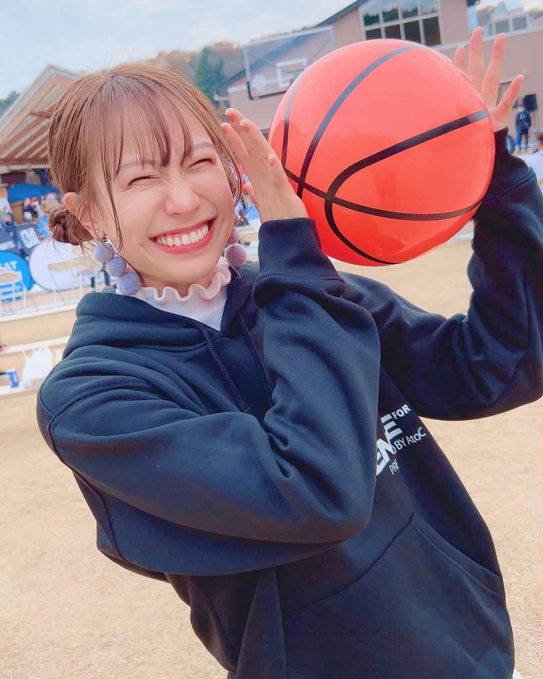 加藤育実のインスタグラム：「今日も張り切って、君のハートにダンクシュート決めちゃうぜっ🏀⛹️‍♀️💕  #加藤いくみ #ポートレート撮影  #japan  #japanes  #自然素材  #漂亮的 #攝影  #人像攝影  #攝影日常」