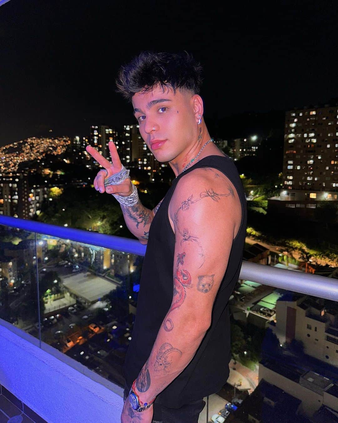 Sebastián Villalobosのインスタグラム：「viernes en medallo mor 🌃🌌」