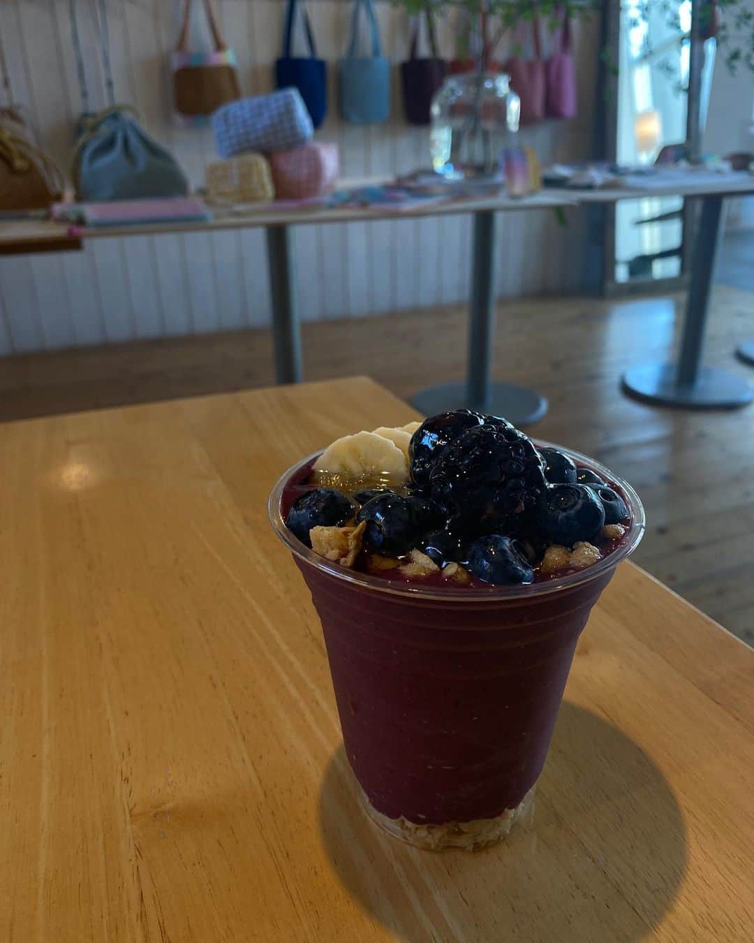 堀舞紀のインスタグラム：「🥣🫐🍇🍒  昨日ね、 今度行ってみよー🫶🏾🌼 って思ってた CAFE. が @ayakawasaki POPUP🌼 で まさかの出店していて😀ッ  運命？？🫶🏾💕  を感じたので açaíBOWL!!!! してきました🙇🏽‍♀️🌼🌼🌼  @cenote_cafe.nail 🌵🏜  お店にも絶対行きますね😤 と約束して👋🏽  しっかし めちゃくちゃ美味しかったなぁ🤤 お洒落で可愛いご夫婦がやってる 小田原のcafeです。  毎回 色んな食べ物屋さん 出ててそれも楽しい🌼🌼  POPUP!!  次は月曜日にまた少しお手伝い 行くのでみんな遊びにきてね🤭  アヤさんの お客様って全員優しくて 良い人ばっかり😩で 本当接客してても楽しい🛍の。  フォロワーさんからも 何買うの？？ って めちゃくちゃ質問きてるんだけど まだ決められない〜 全部可愛いんだもんなぁ🧸  因みに、 vintageコーナーの 🐈ワンピ推し🫶🏾。  アヤさんもお気に入りで 売るの悩んでた👗ヤツね☝🏾  むふふ  #ayakawasaki @shonan_t_site  #popup #acaibowl  #アサイーボウル  #cafe」