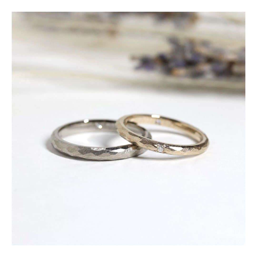 ith / イズ オーダメイド結婚指輪さんのインスタグラム写真 - (ith / イズ オーダメイド結婚指輪Instagram)「. シャンパンゴールドとホワイトゴールド。 “上品な色味がいいね” と それぞれお気に入りの地金です。  これからずっと身に着けていくものだから 何十年後のご自身も想像して、 ずっとお似合いになるであろう色を 選ばれたお二人でした。  ▽ 指輪について 結婚指輪(男性)：クロッカンテ K18WG：174,000円〜  結婚指輪(女性)：クロッカンテ K18SG：140,000円〜  お問い合わせコード：24064  *********************************** ⧉ ith 公式WEB  @ith_marriage アカウントTOPへ 　 ☞ プロフィールURLをタップ  ⧉ 公式ハッシュタグ   ☞ #イズマリッジ   ⧉ 暮らしに寄り添うジュエリー  ith online store ☞  @ith_jewelry   ***********************************  #結婚指輪 #マリッジリング  #シャンパンゴールド #福岡花嫁 #ホワイトゴールド #福岡天神 #カスタマイズ #オーダーメイド #オーダーメイドリング #手仕事 #結婚指輪オーダー #アトリエ #ゴールドリング  #ダイヤモンド #結婚指輪探し #結婚指輪選び #指輪選び #指輪探し #結婚準備 #婚約 #プロポーズ #プレ花嫁  #花嫁準備 #2023秋婚 #2023冬婚  #2024春婚 #2024夏婚 #職人」8月5日 10時10分 - ith_marriage