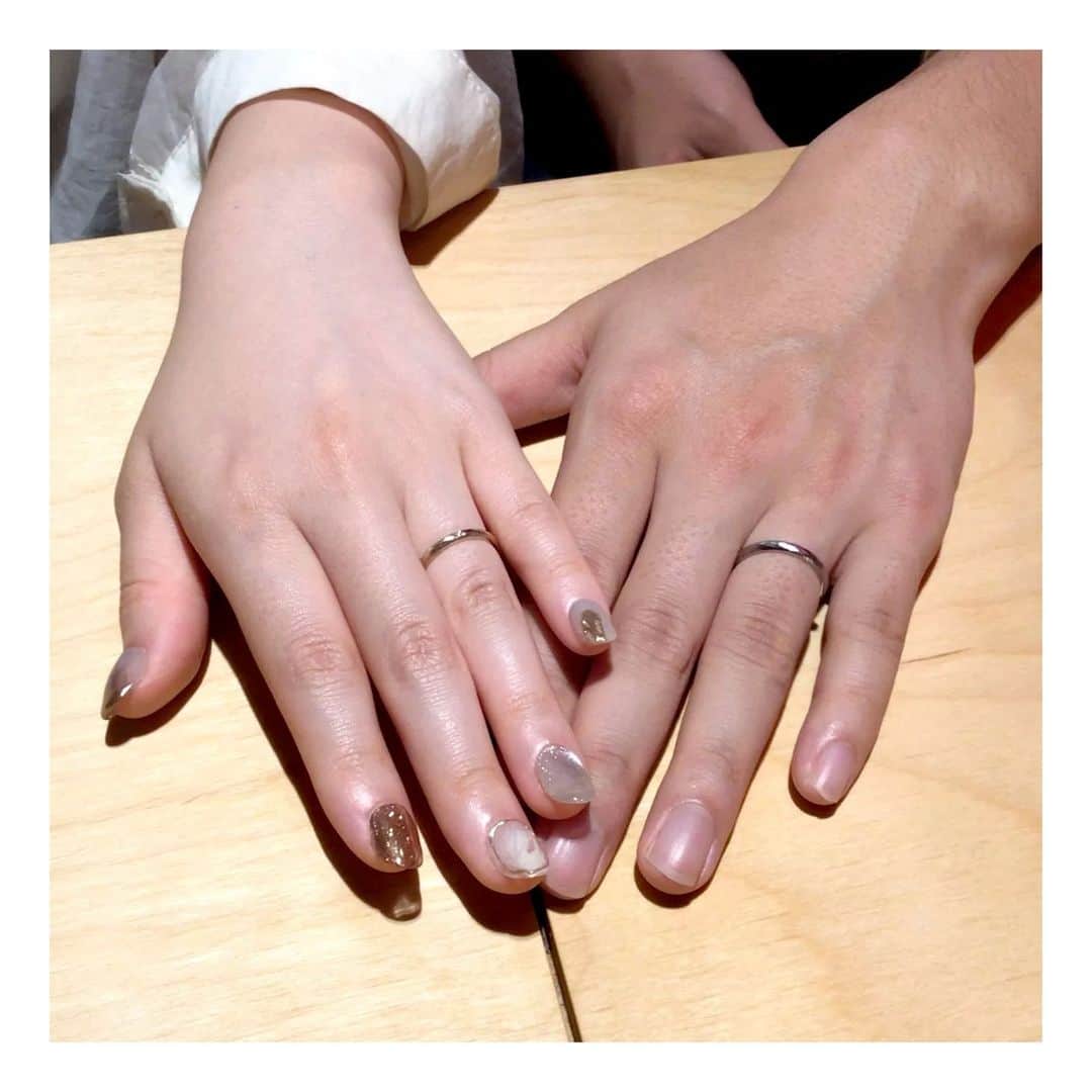 ith / イズ オーダメイド結婚指輪さんのインスタグラム写真 - (ith / イズ オーダメイド結婚指輪Instagram)「. シャンパンゴールドとホワイトゴールド。 “上品な色味がいいね” と それぞれお気に入りの地金です。  これからずっと身に着けていくものだから 何十年後のご自身も想像して、 ずっとお似合いになるであろう色を 選ばれたお二人でした。  ▽ 指輪について 結婚指輪(男性)：クロッカンテ K18WG：174,000円〜  結婚指輪(女性)：クロッカンテ K18SG：140,000円〜  お問い合わせコード：24064  *********************************** ⧉ ith 公式WEB  @ith_marriage アカウントTOPへ 　 ☞ プロフィールURLをタップ  ⧉ 公式ハッシュタグ   ☞ #イズマリッジ   ⧉ 暮らしに寄り添うジュエリー  ith online store ☞  @ith_jewelry   ***********************************  #結婚指輪 #マリッジリング  #シャンパンゴールド #福岡花嫁 #ホワイトゴールド #福岡天神 #カスタマイズ #オーダーメイド #オーダーメイドリング #手仕事 #結婚指輪オーダー #アトリエ #ゴールドリング  #ダイヤモンド #結婚指輪探し #結婚指輪選び #指輪選び #指輪探し #結婚準備 #婚約 #プロポーズ #プレ花嫁  #花嫁準備 #2023秋婚 #2023冬婚  #2024春婚 #2024夏婚 #職人」8月5日 10時10分 - ith_marriage